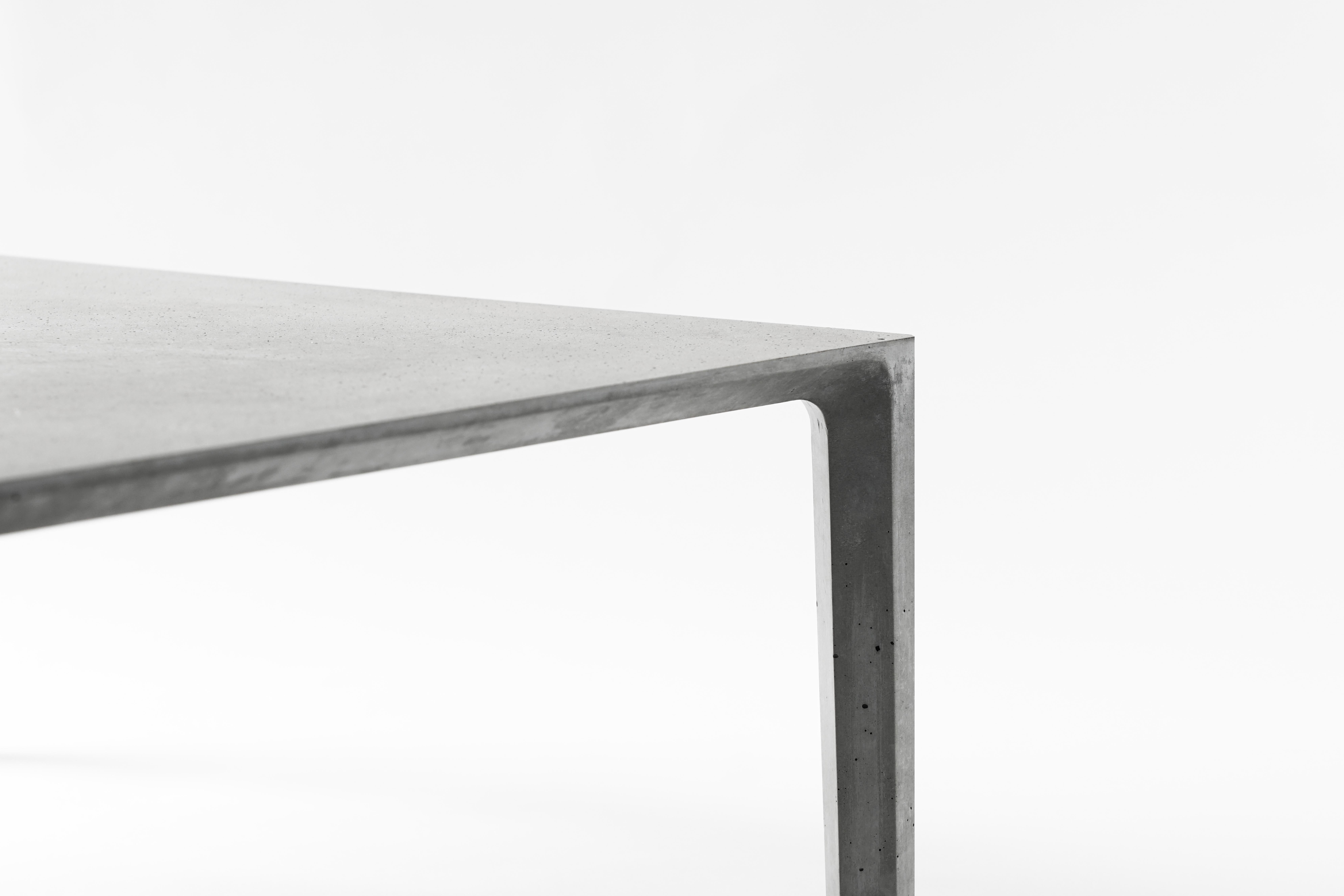 Industriel Table d'appoint/table basse contemporaine Jiong en béton, par Bentu Design en vente