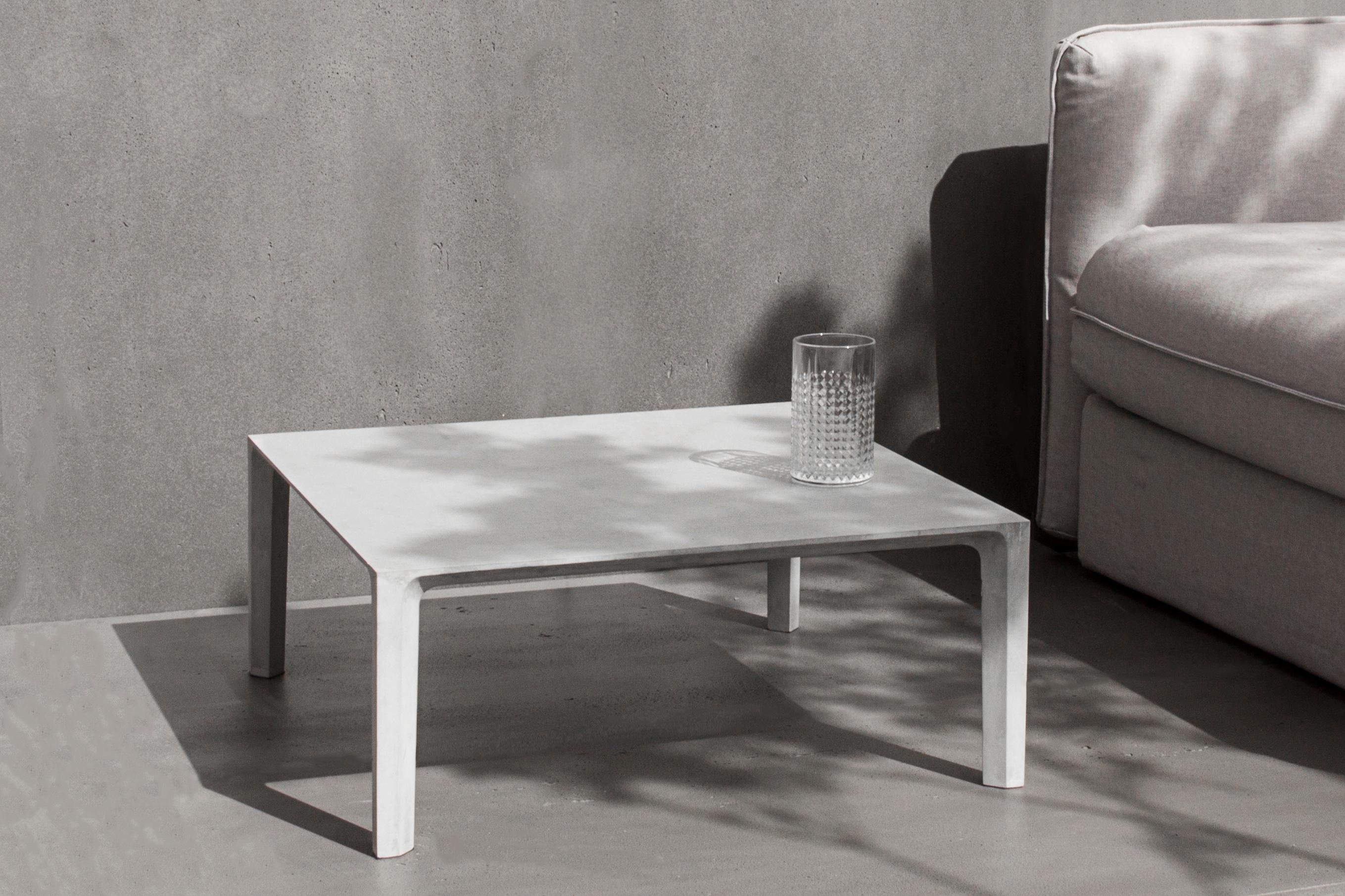 Béton Table d'appoint/table basse contemporaine Jiong en béton, par Bentu Design en vente