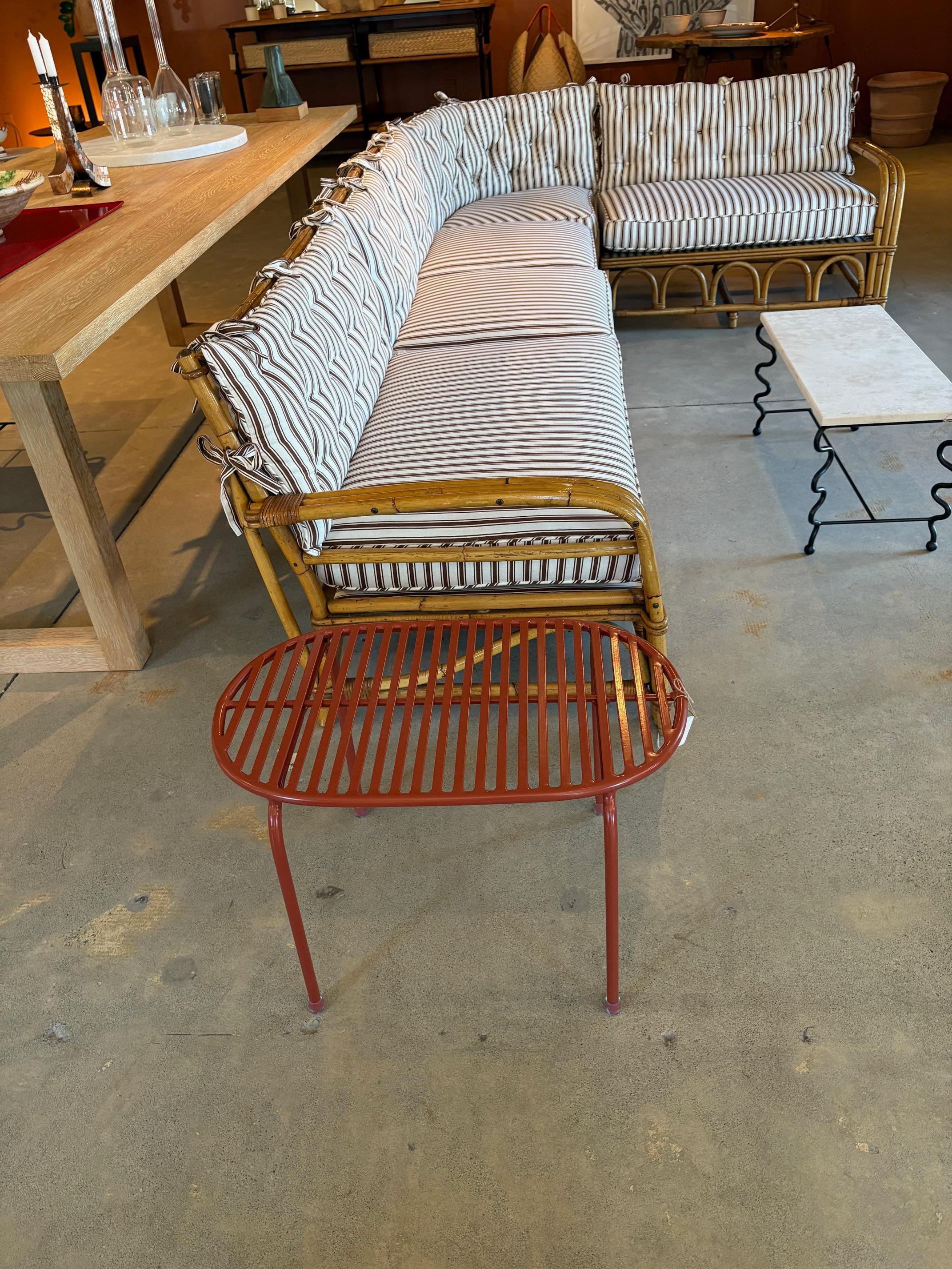 Mesa auxiliar contemporánea de metal pesado. Estas mesas auxiliares en forma de rombo son resistentes y no se volarán. Fabricadas en Australia, estas mesas contemporáneas combinan con cualquier decoración. Tanto modernos como clásicos, destacan en