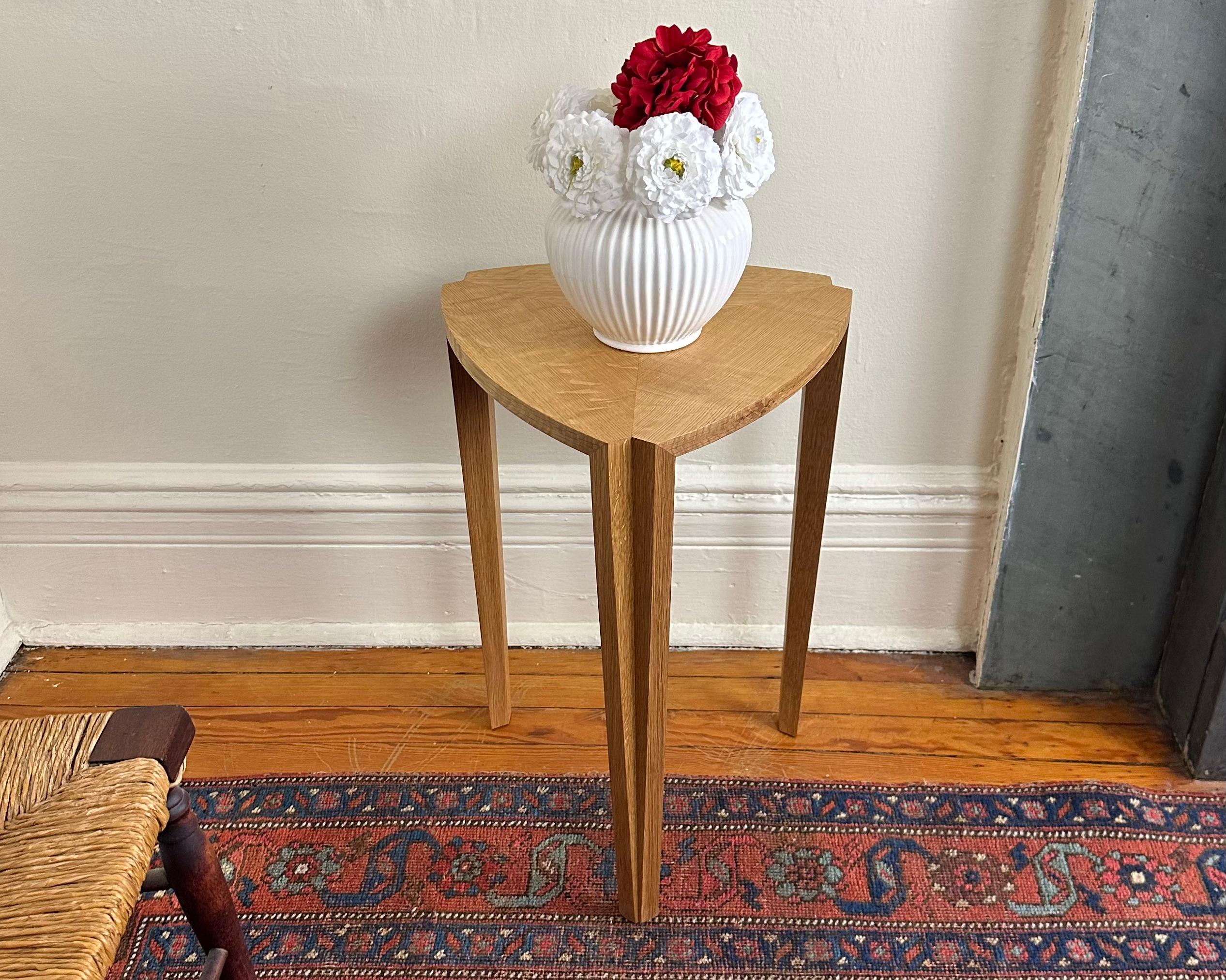Esta mesa contemporánea resulta acogedora en un vestíbulo de entrada, para exhibir un objeto preciado o como pieza de acento para completar una habitación de la casa o el despacho. Diseñadas y fabricadas por el ebanista Brian Cullen, de Brooklyn,