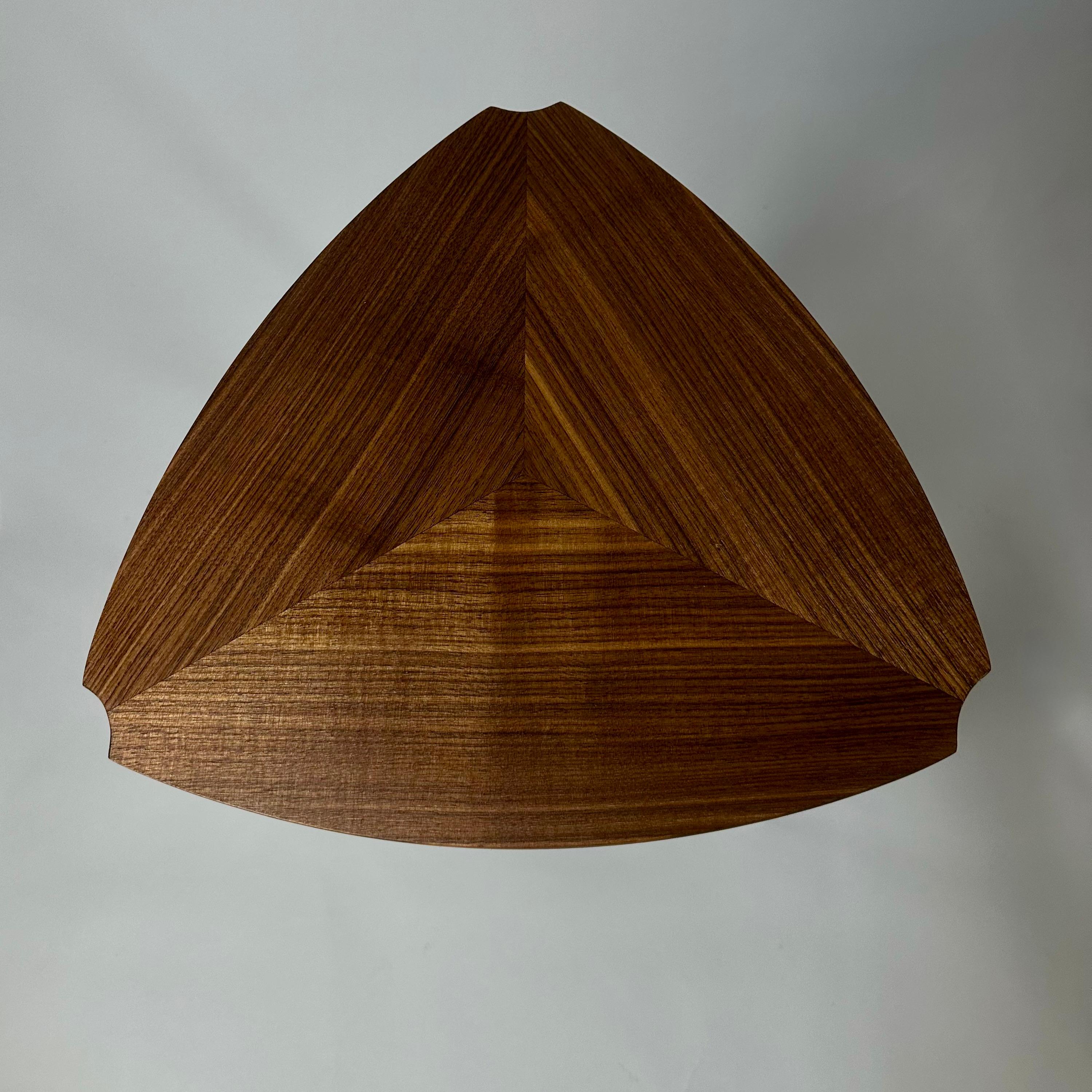 Contemporary Beistelltisch (Moderne) im Angebot