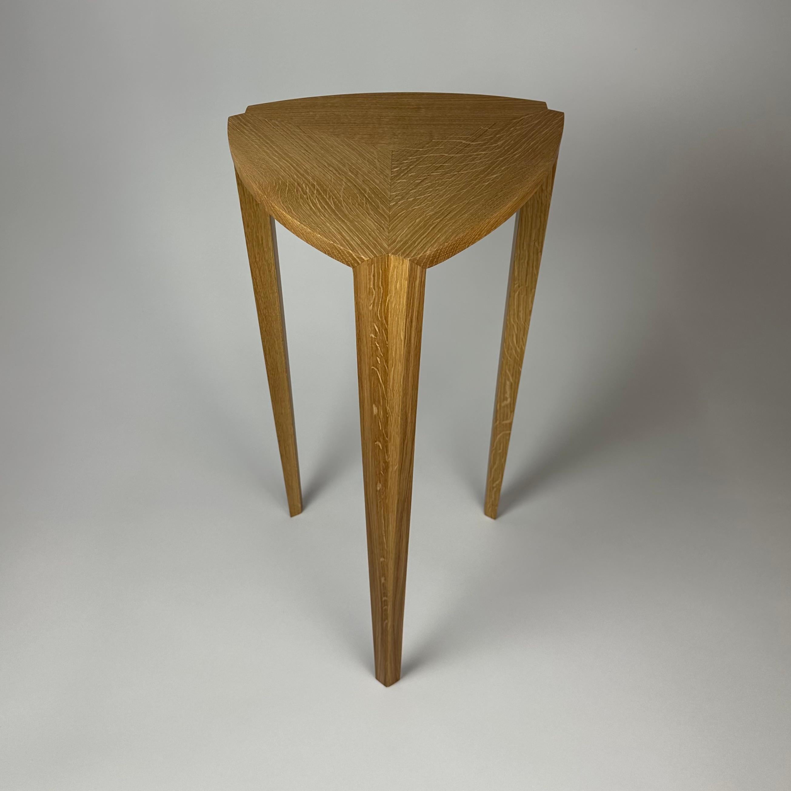 Mesa auxiliar contemporánea en Nuevo estado para la venta en Brooklyn, NY