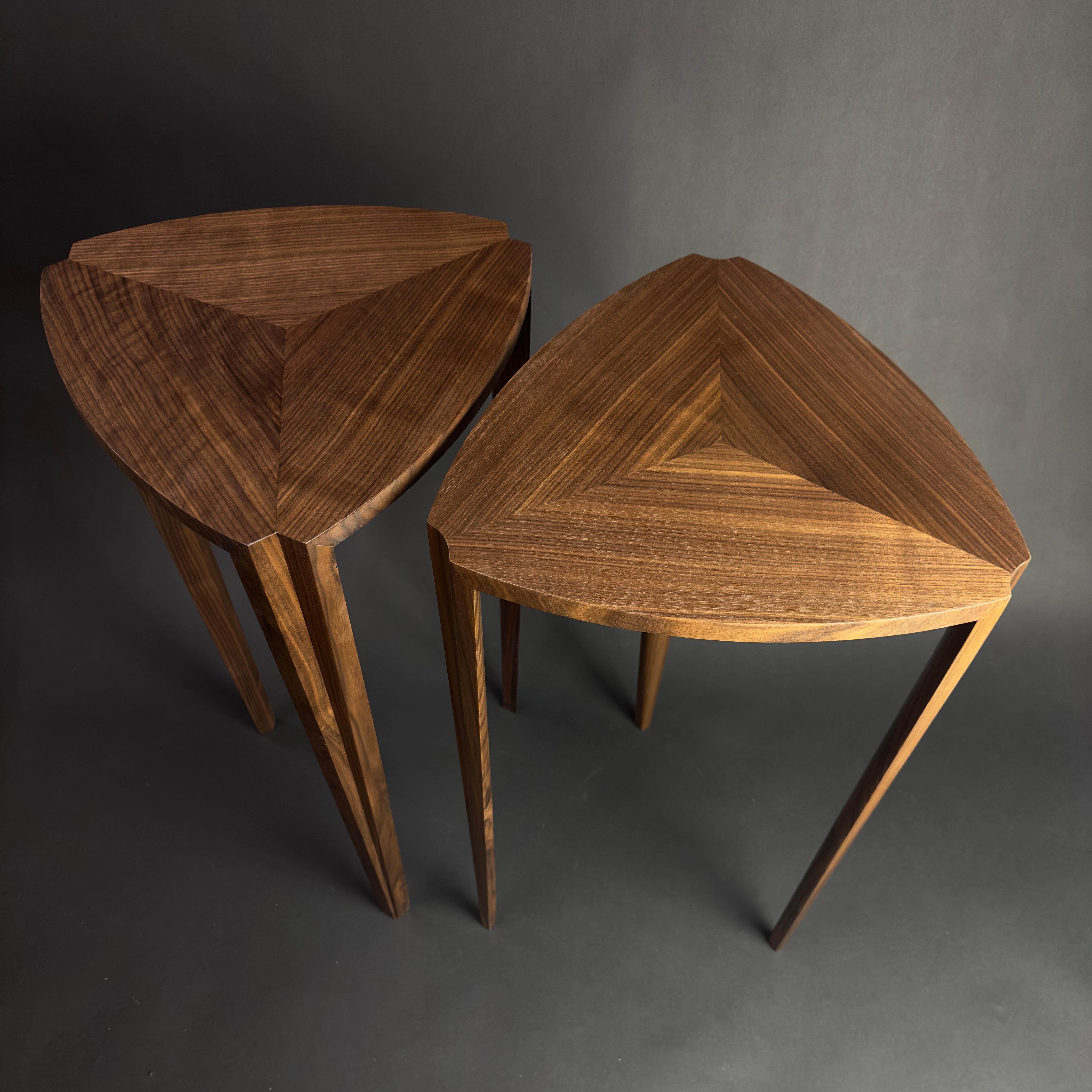 Bois de feuillus Table d'appoint contemporaine en vente