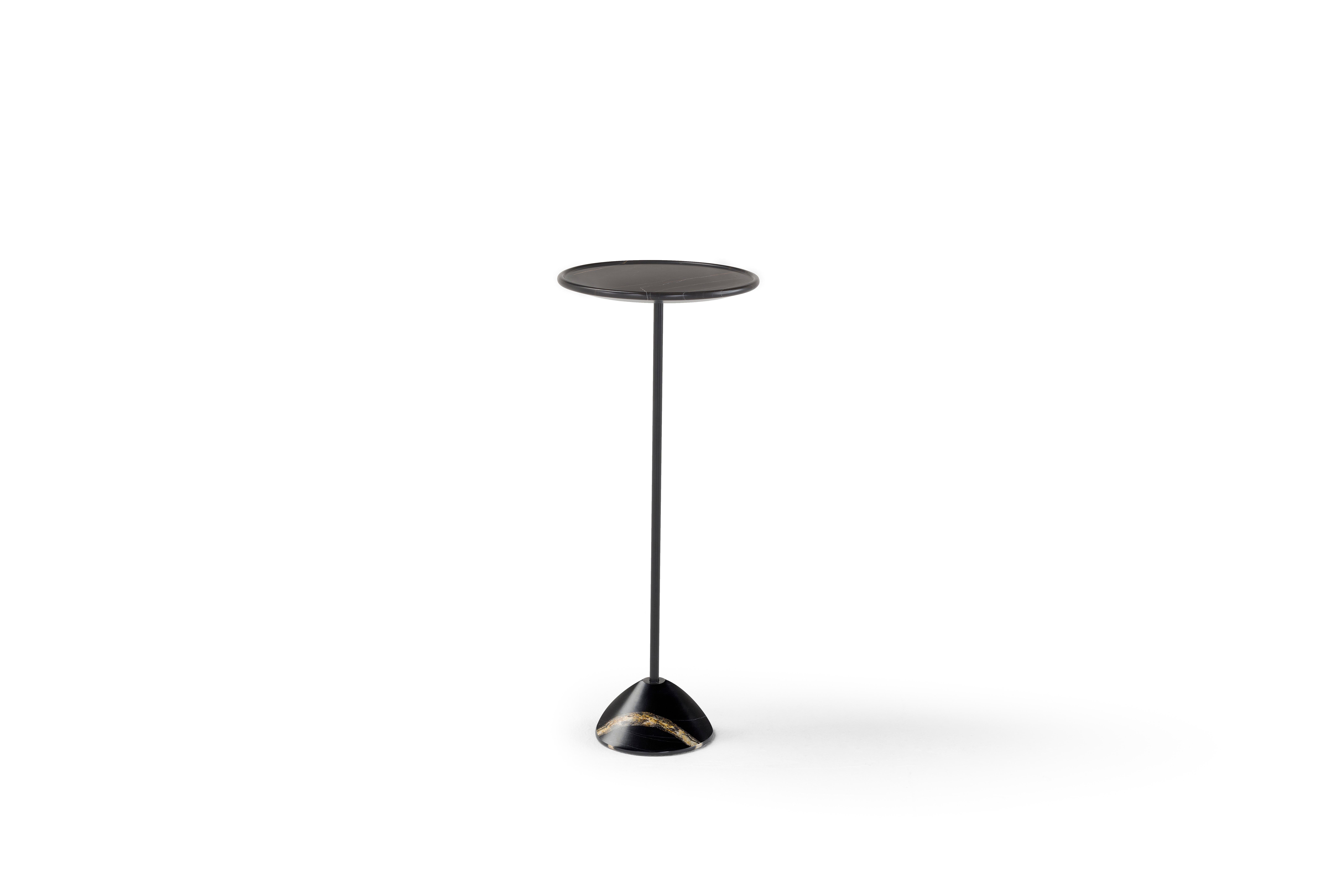 Table d'appoint contemporaine 'Hourglass' T533, marbre blanc Calacatta en vente 1
