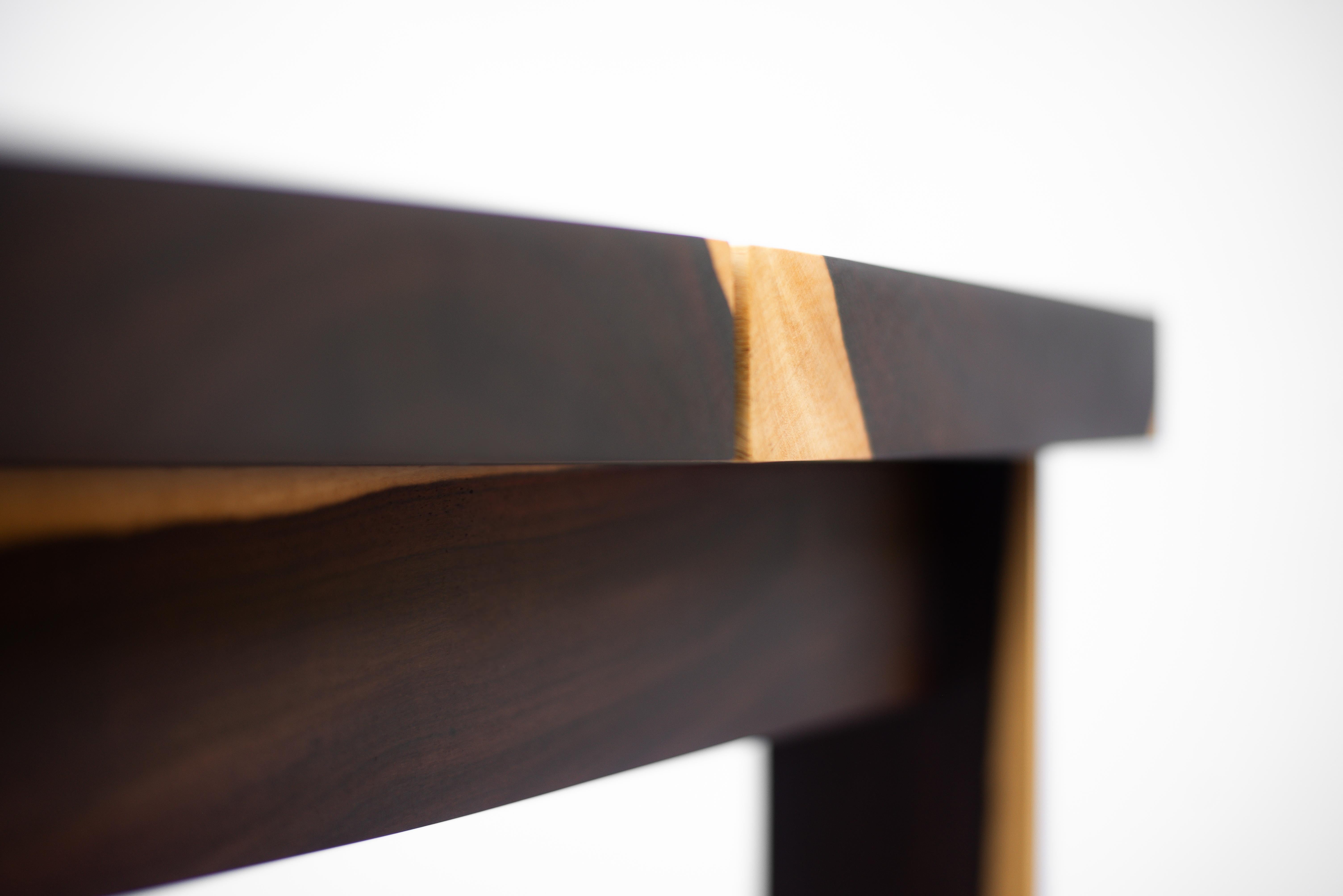Mexicain Table d'appoint contemporaine en bois d'ébène du Mexique - Pièce unique, prête à être expédiée en vente