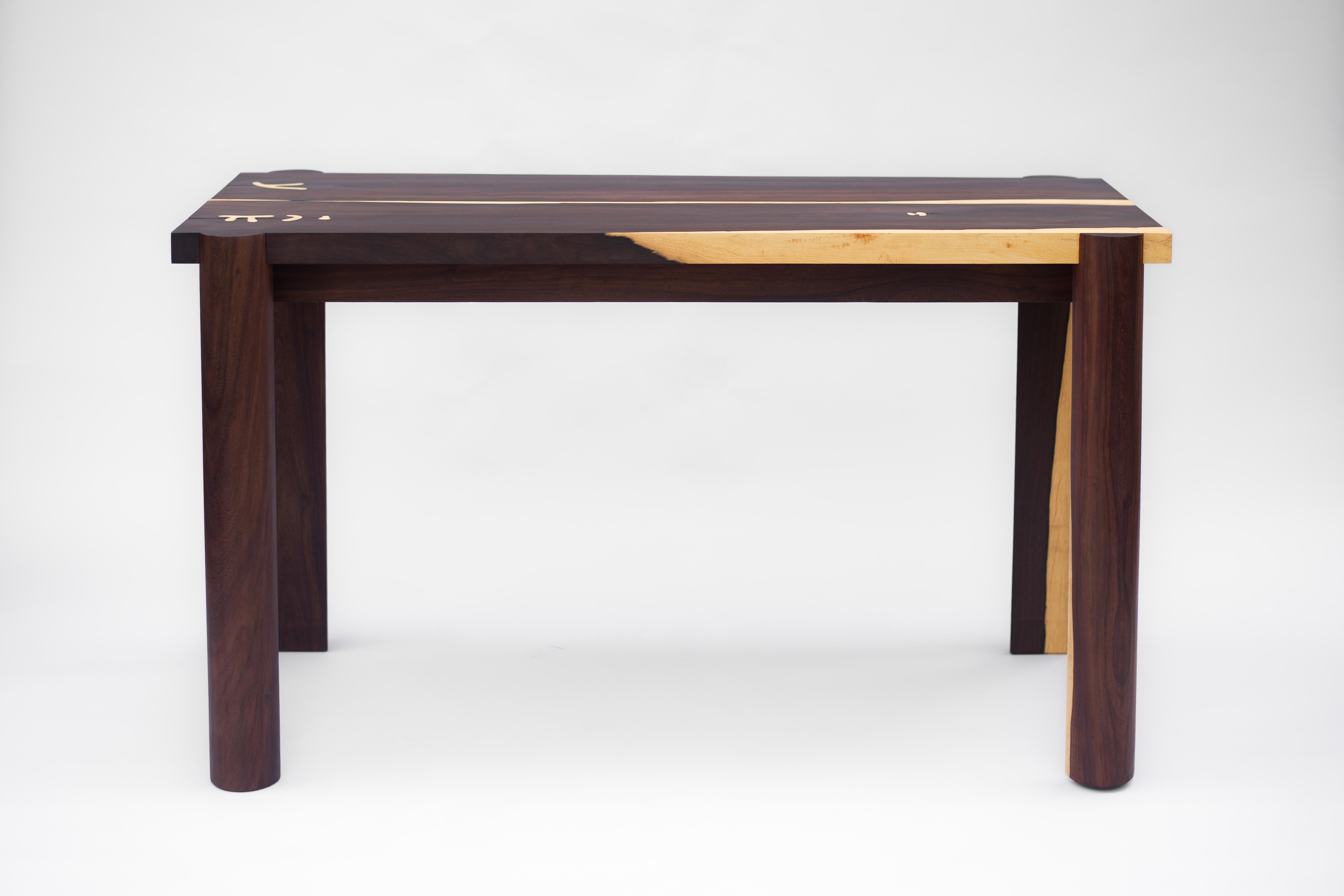 Travail du bois Table d'appoint contemporaine en bois d'ébène du Mexique - Pièce unique, prête à être expédiée en vente