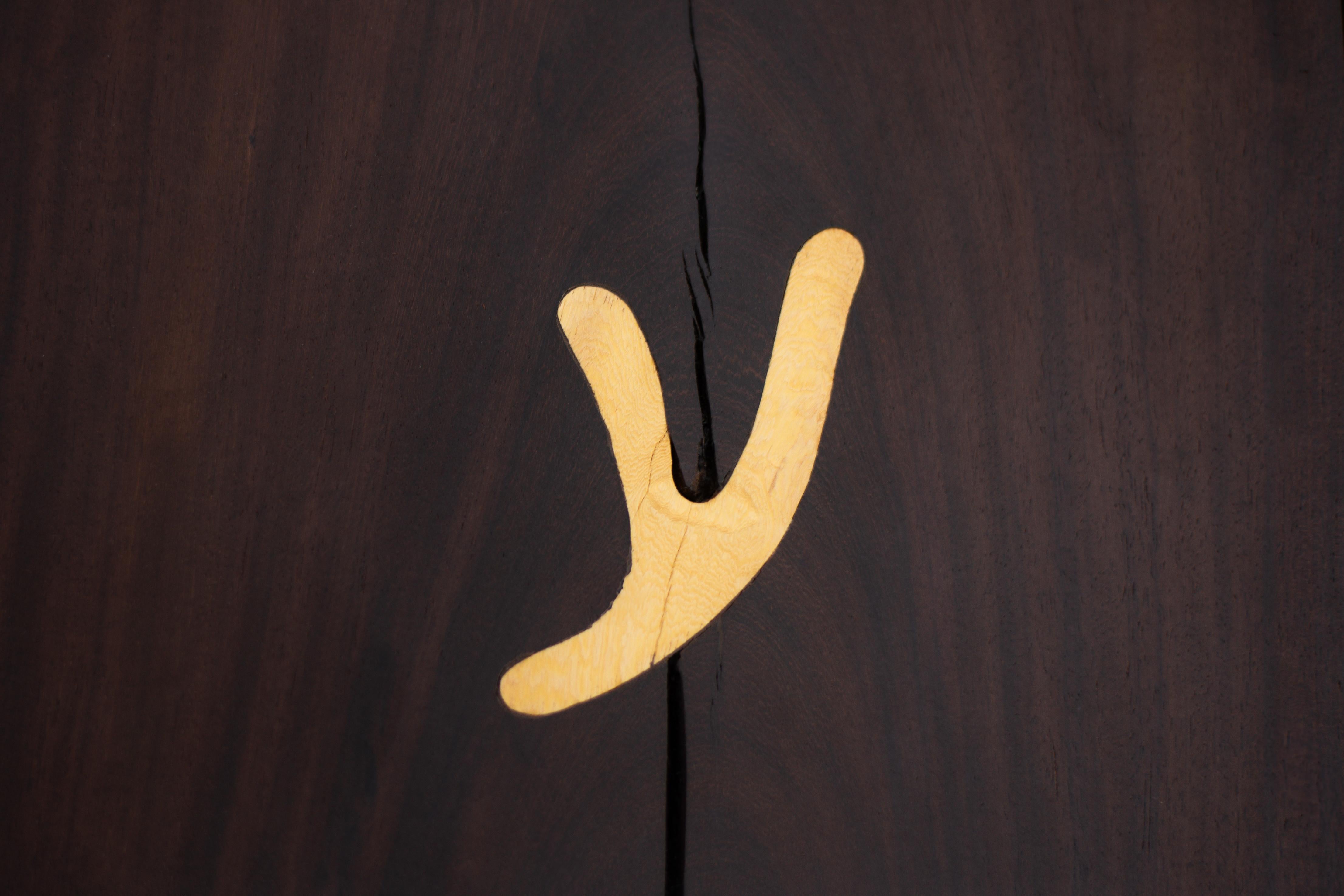 XXIe siècle et contemporain Table d'appoint contemporaine en bois d'ébène du Mexique - Pièce unique, prête à être expédiée en vente