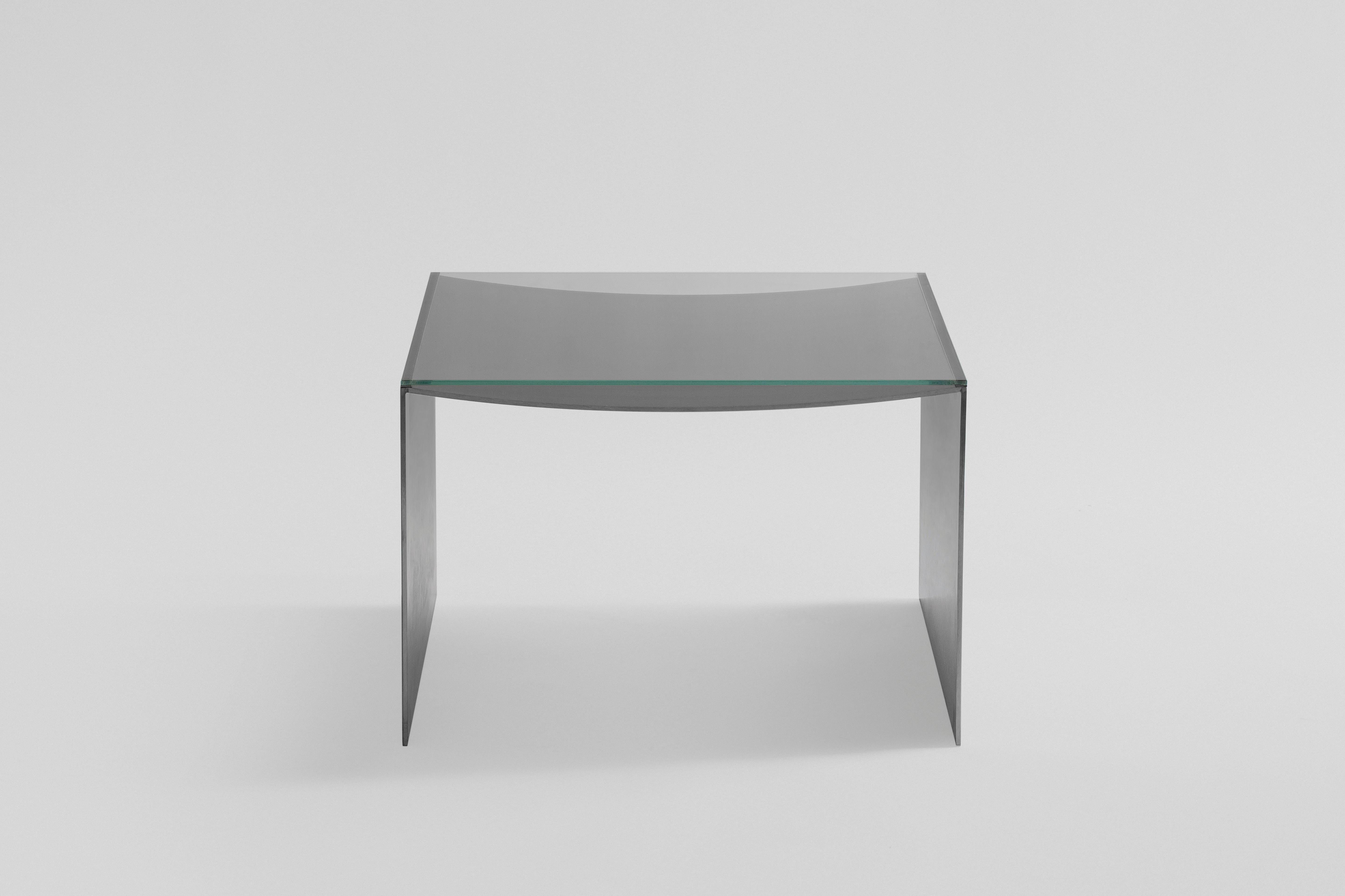 A subtle line curved by the effect of gravity and the same weight of the material that starts at one end and ends, in the same way, is the prime of this table. 

The physical properties of the material used and its finishes make Deflect cause