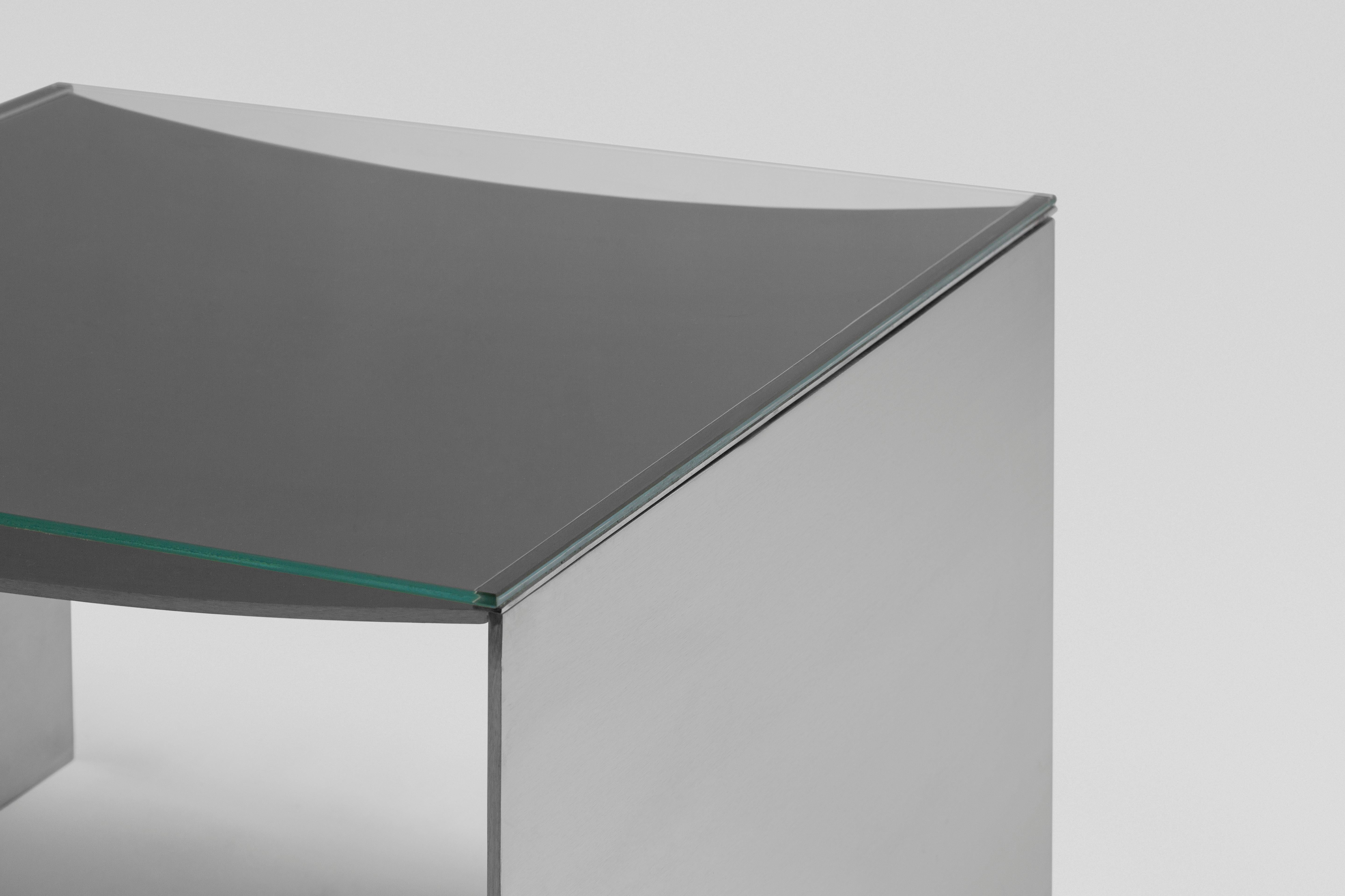 Mexicain Table d'appoint contemporaine en acier et plateau de verre par l'architecte Pablo Pérez Palacios en vente