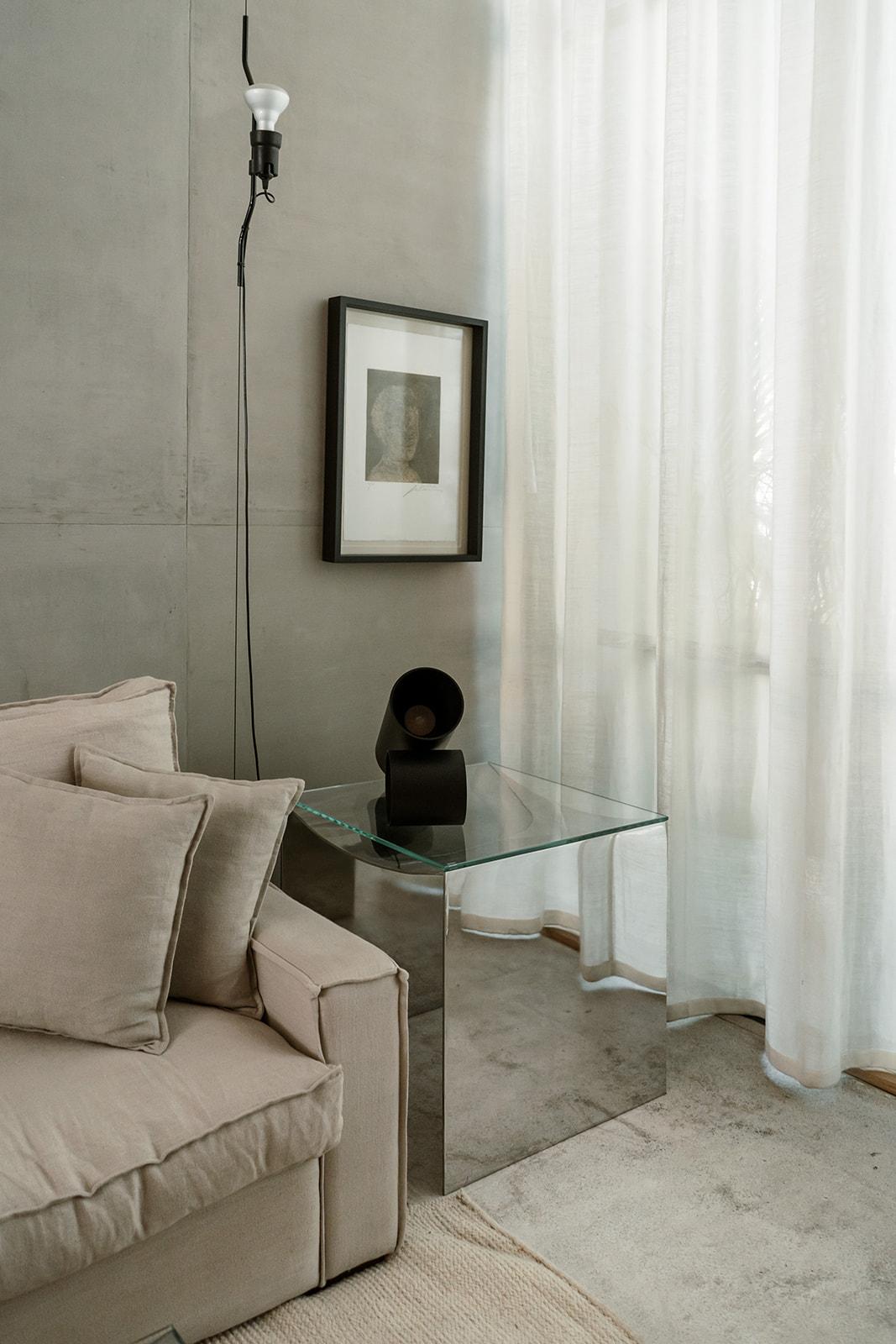 Acier Table d'appoint contemporaine en acier et plateau de verre par l'architecte Pablo Pérez Palacios en vente
