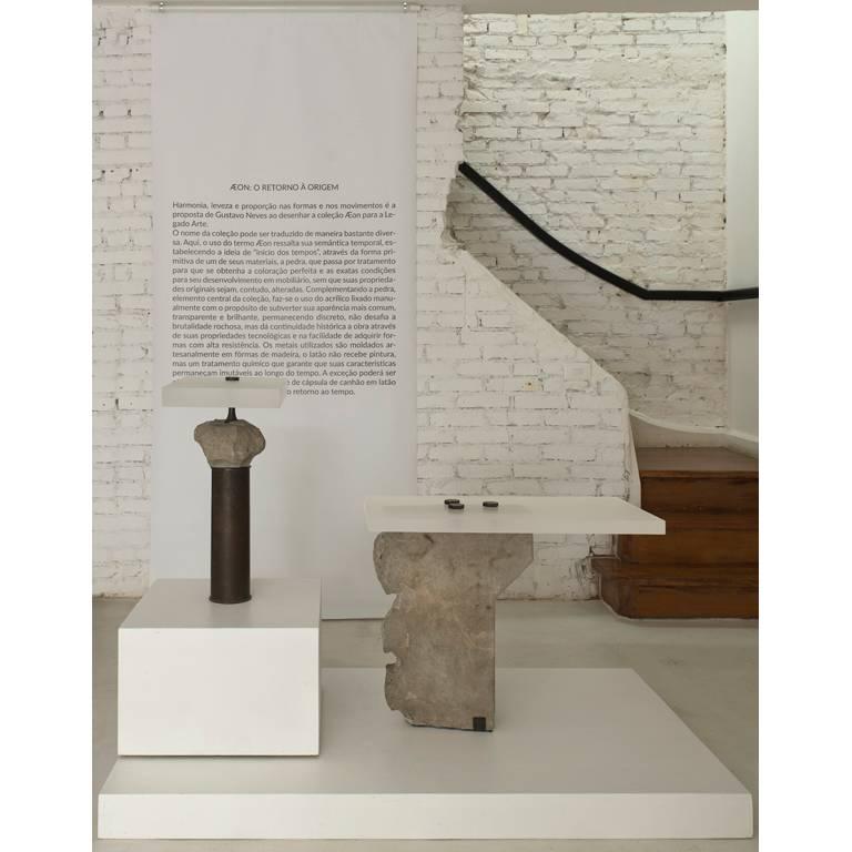 Table d'appoint brésilienne contemporaine en pierre et laiton
Concepteur : Gustavo Neves
Collection AEon
Table basse 