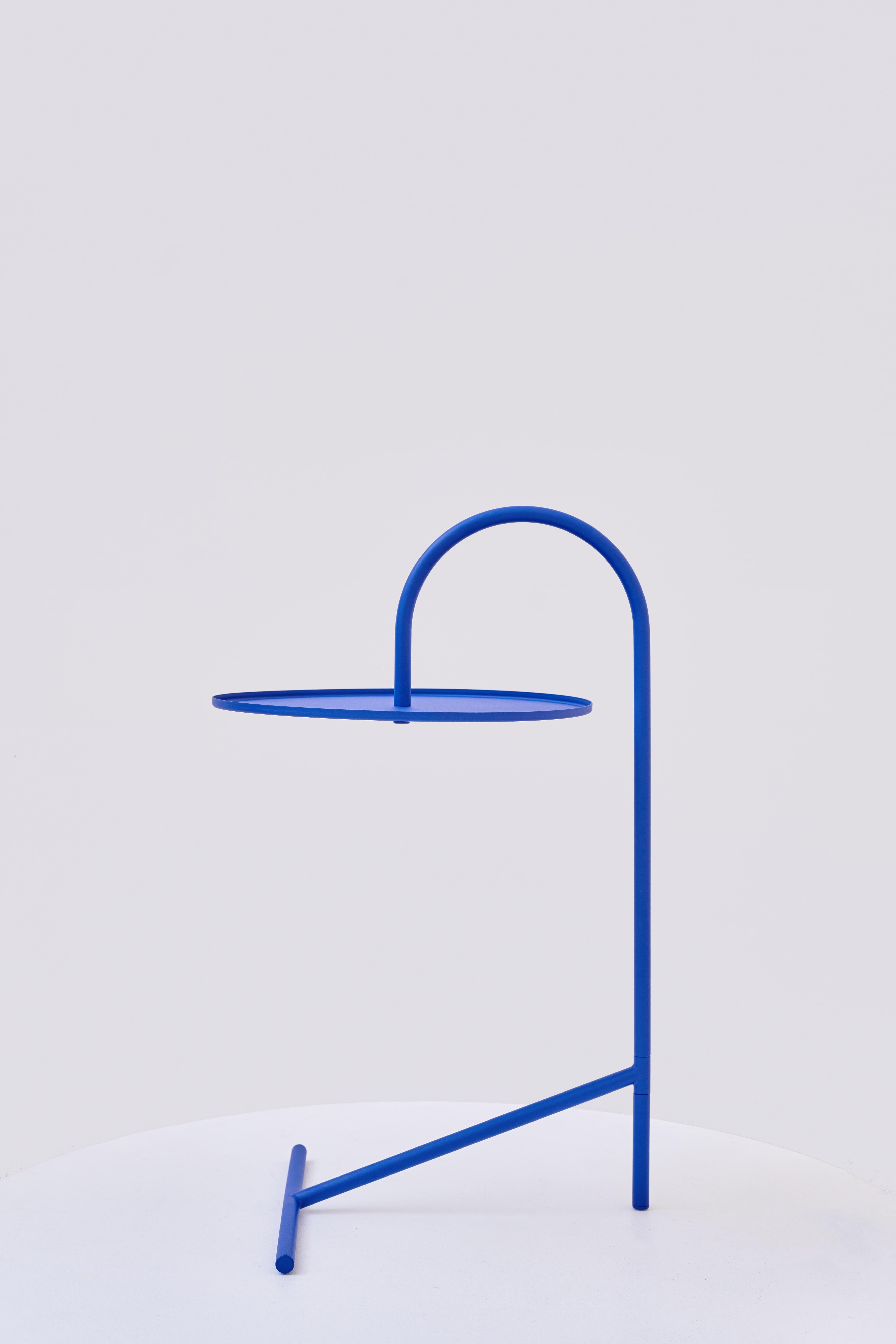 Contemporary Beistelltisch 'Melt' (Blau) von Oitoproducts


Der Beistelltisch MELT, entworfen von Ivan Voitovych, besticht durch sein einzigartiges, minimalistisches Design. Mit einem einzigen Bein, das von oben an der Tischplatte befestigt wird,