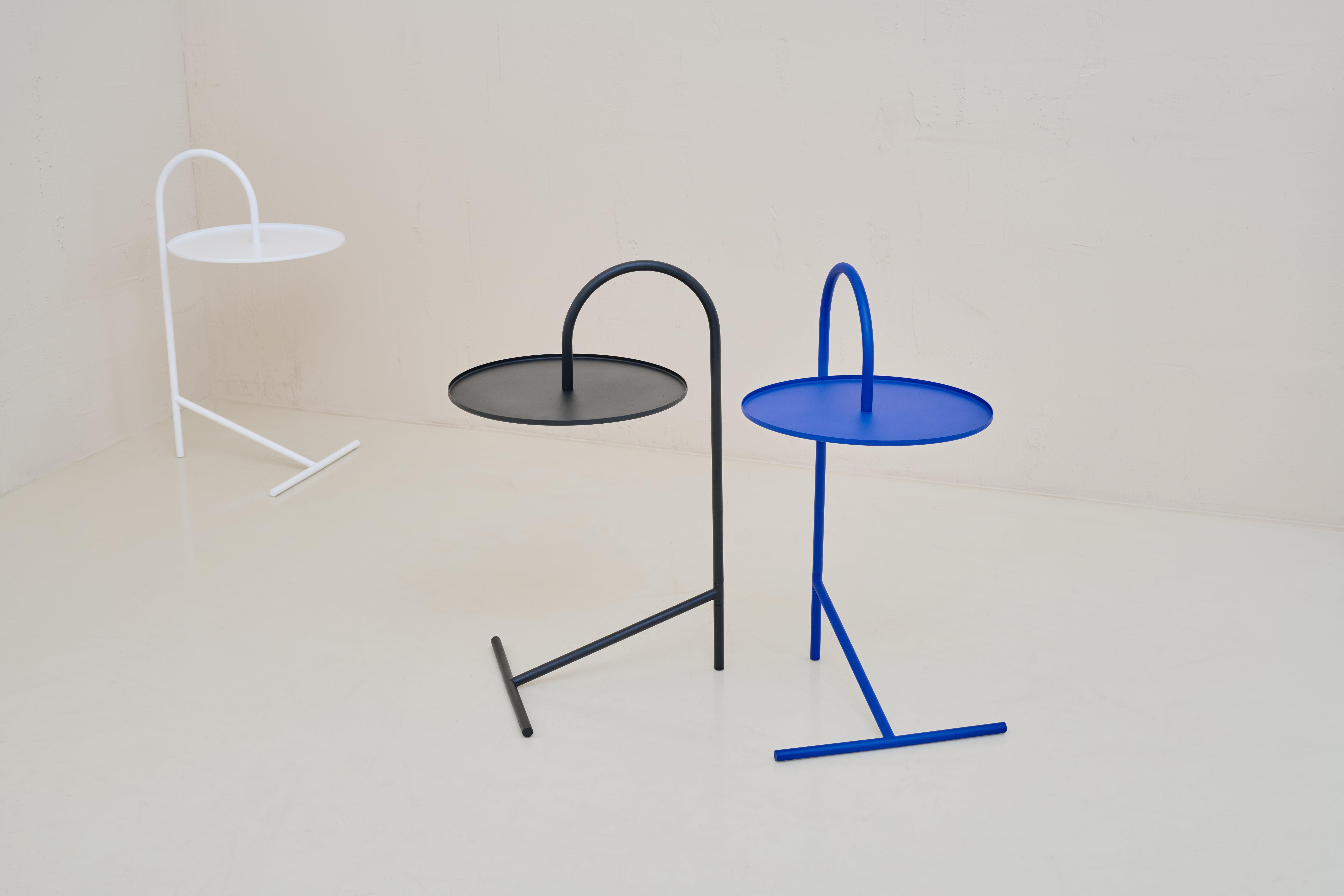 Contemporary Beistelltisch 'Melt' (Blau) von Oitoproducts (Stahl) im Angebot