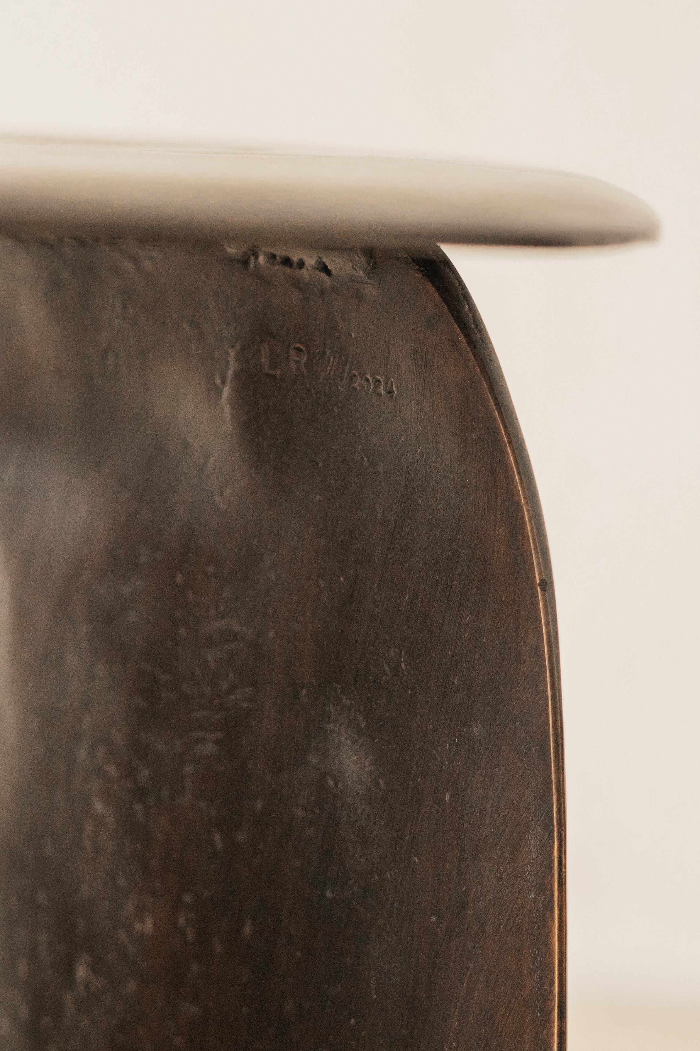 Mesa auxiliar contemporánea Morfa Nº 01 con pátina oscura de Lucas Recchia, 2023 en venta 3