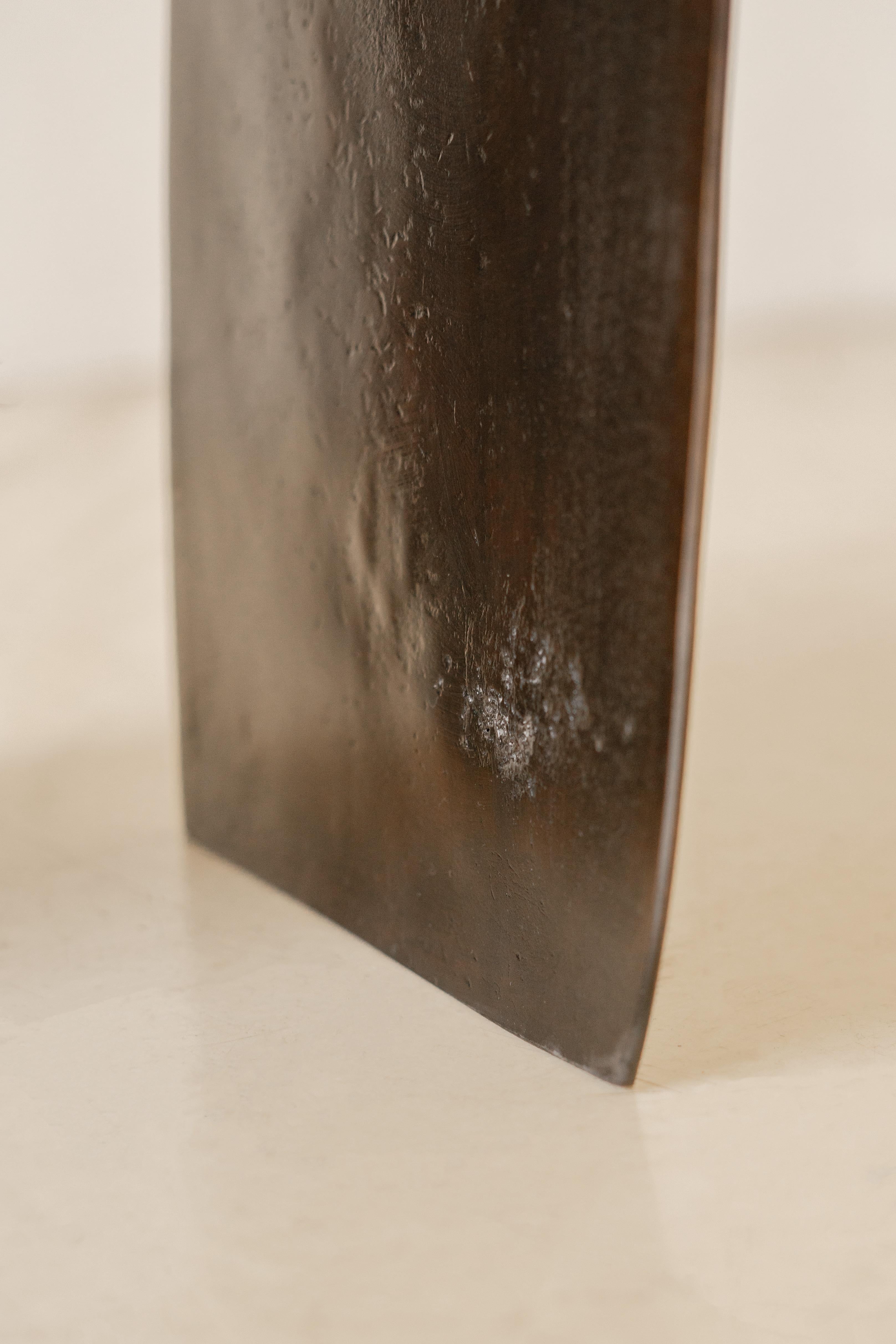 Mesa auxiliar contemporánea Morfa Nº 01 con pátina oscura de Lucas Recchia, 2023 en venta 5