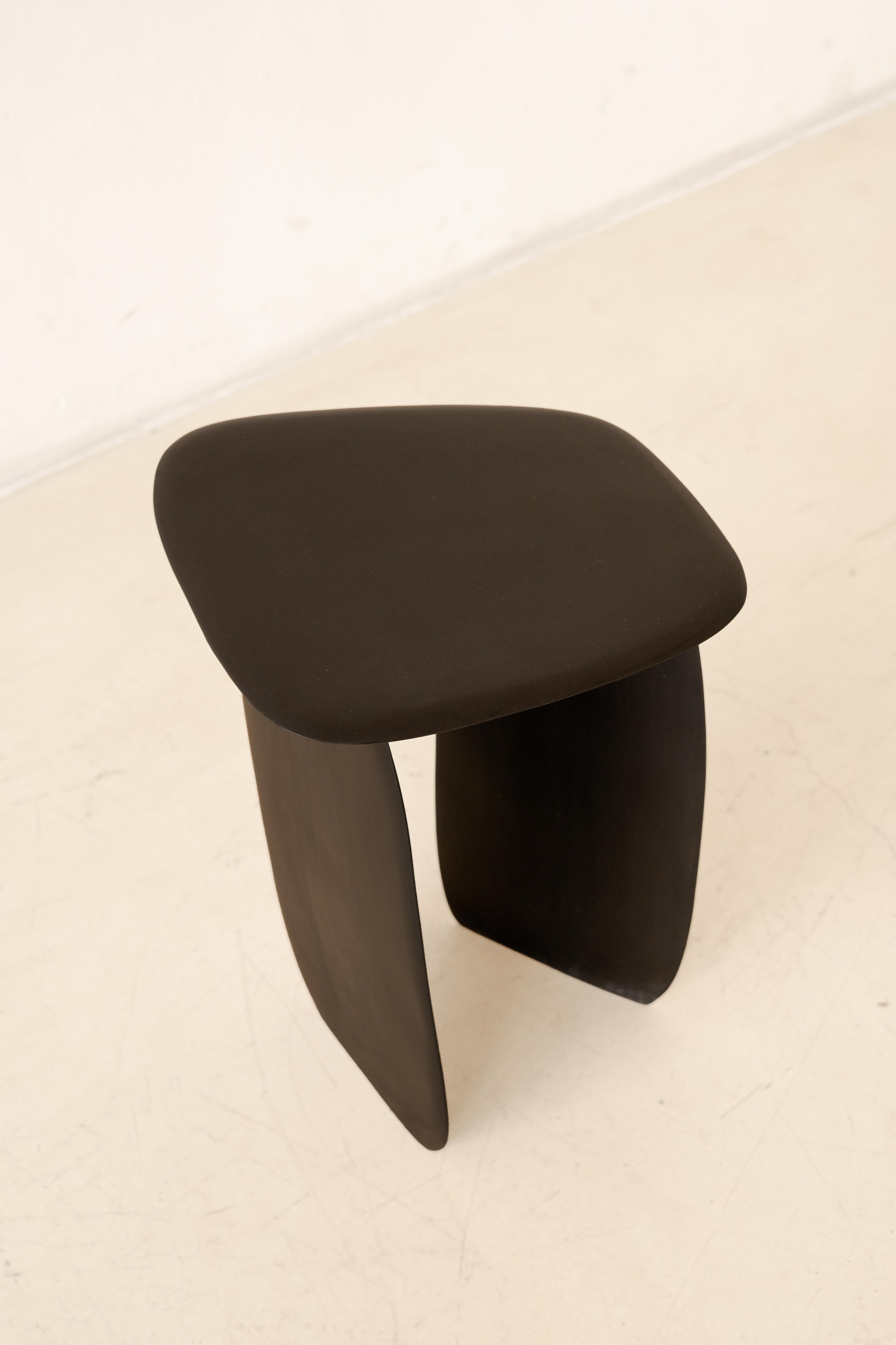 La serie Morfa de Lucas Recchia se inspira en la comprensión del vidrio como material maleable. La colección consta de cinco modelos, que varían en tamaño y forma, numerados según la secuencia en que el diseñador los creó. Todas las piezas de esta