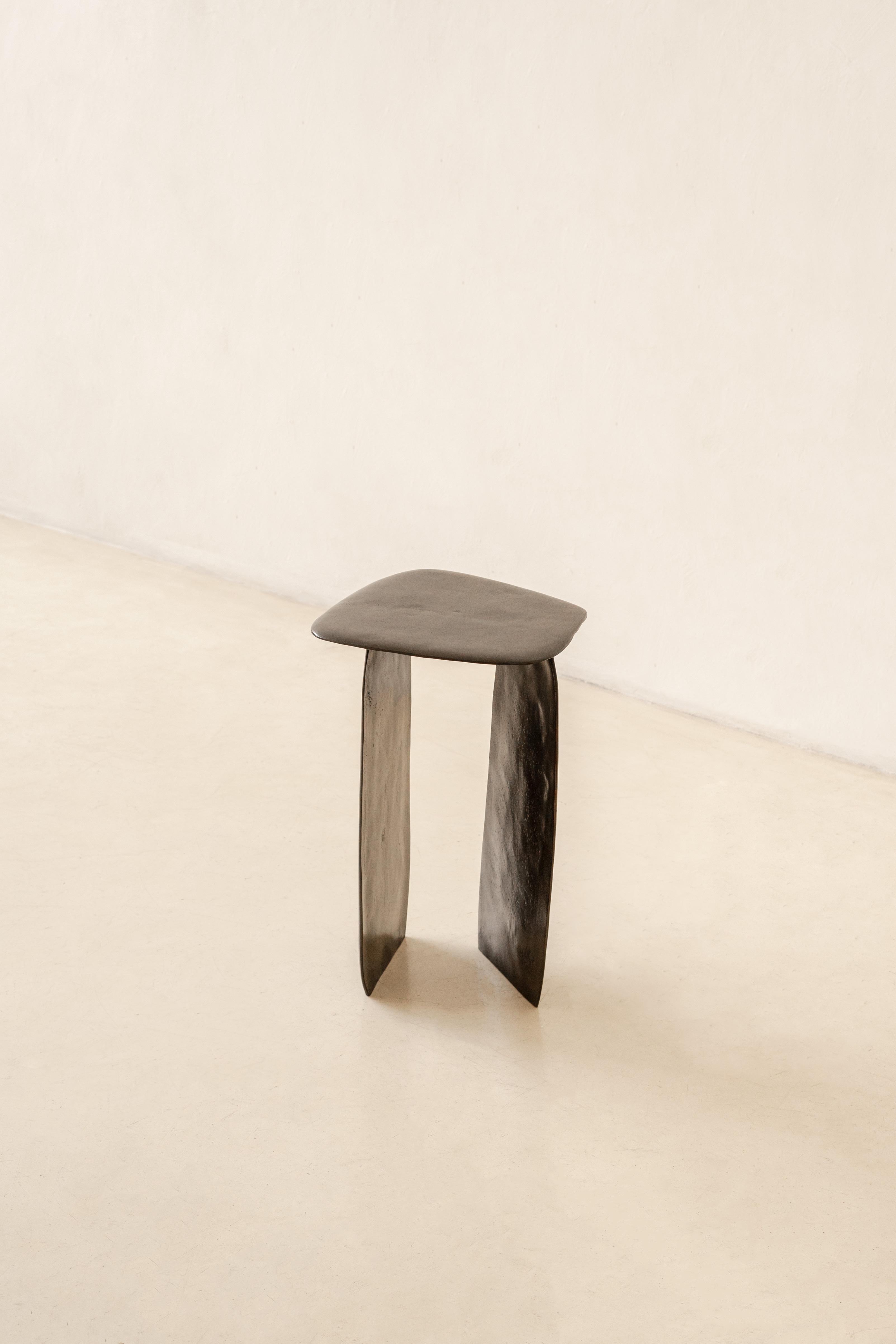 Mesa auxiliar contemporánea Morfa Nº 01 con pátina oscura de Lucas Recchia, 2023 Bronce en venta