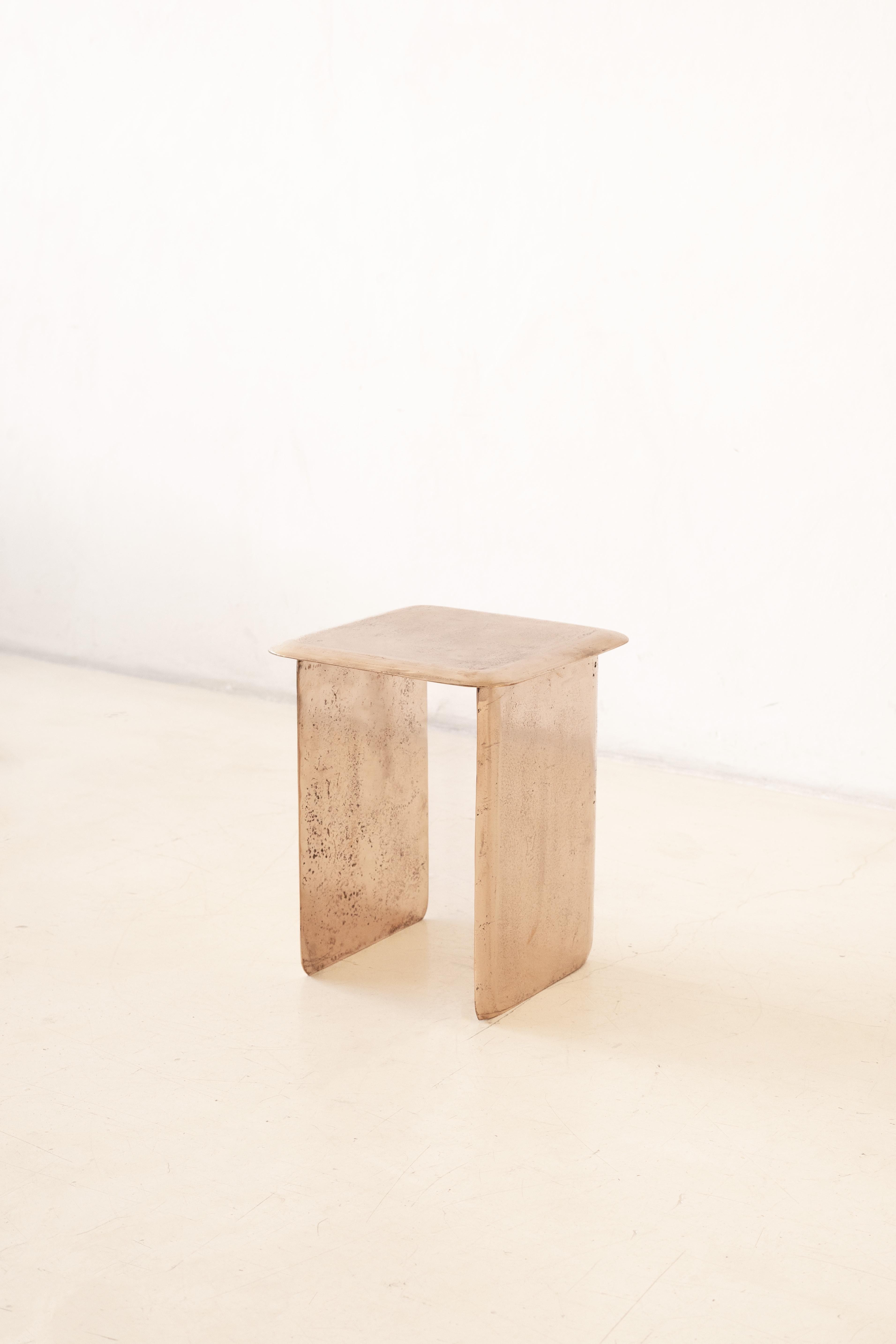 Apparaissant à la fois en verre moulé et en aluminium poli, Morfa No. 04 montre comment une même géométrie peut donner lieu à des lectures totalement différentes en fonction du matériau. Dans le verre, la pièce absorbe et réfracte la lumière ; dans