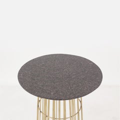 Table d'appoint ou table à plateau contemporaine en laiton et granit Baia