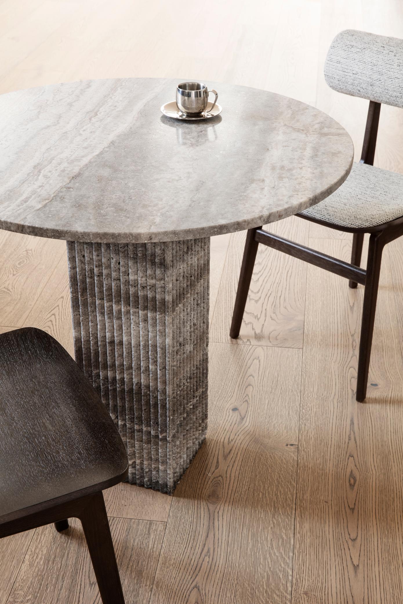 Organico moderno Tavolino contemporaneo 'SOHO' di Norr11, Travertino grigio in vendita