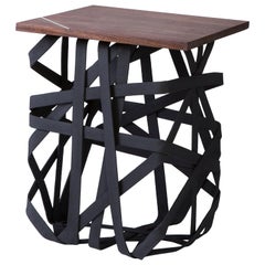Tavolino contemporaneo, base in cotone nero solidificato con superficie in noce