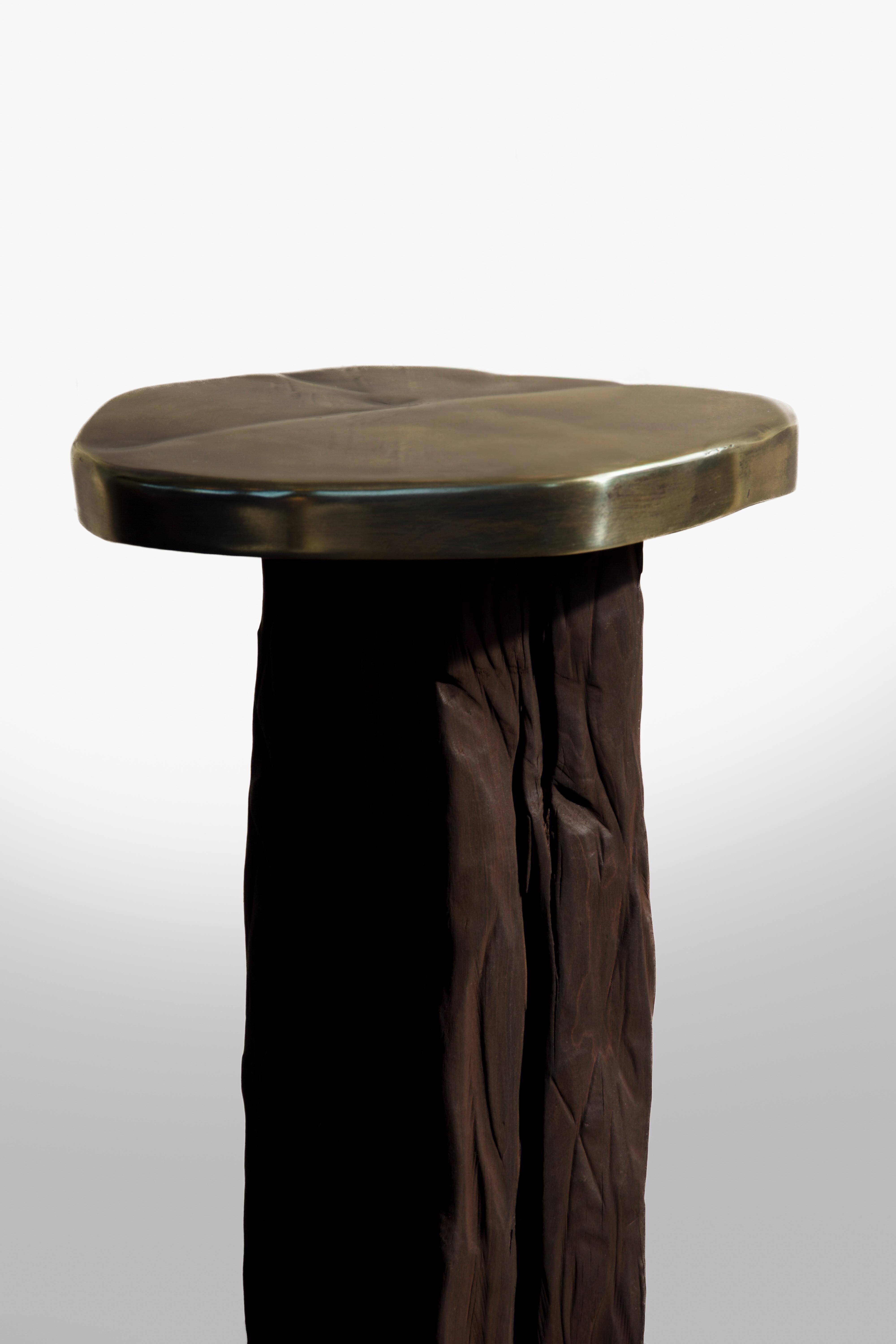 TAVO Beistelltisch des deutschen Studios für zeitgenössisches Design Eichkorn. 
MATERIAL: Messing und gebranntes Eichenholz
Standardgröße: H.52 x 35 cm - Anpassungen sind möglich

Messing und gebrannte Eiche. Feine und raue Naturmaterialien. Mehr