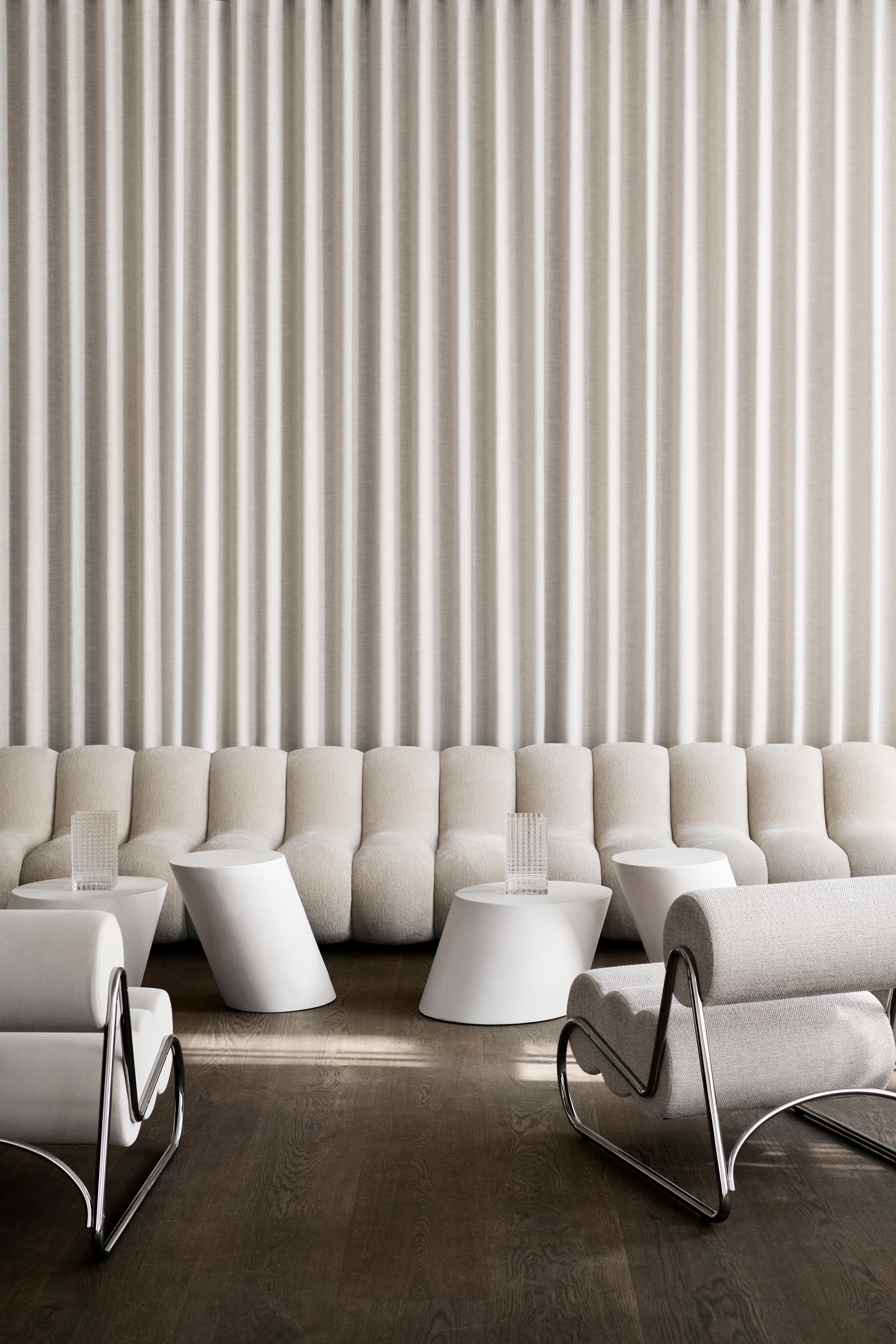 Il tavolino 'Tilt' di Norr11, Chai
Design: Kristian Sofus Hansen e Tommy Hyldahl, 2024

Materiale:
Il tavolo è realizzato con un mix di cemento e
ossido di magnesio

Varianti:
Chai, Gesso o Terra 

Dimensioni;
- Tavolino da caffè: L. 67,5 CM / P. 50
