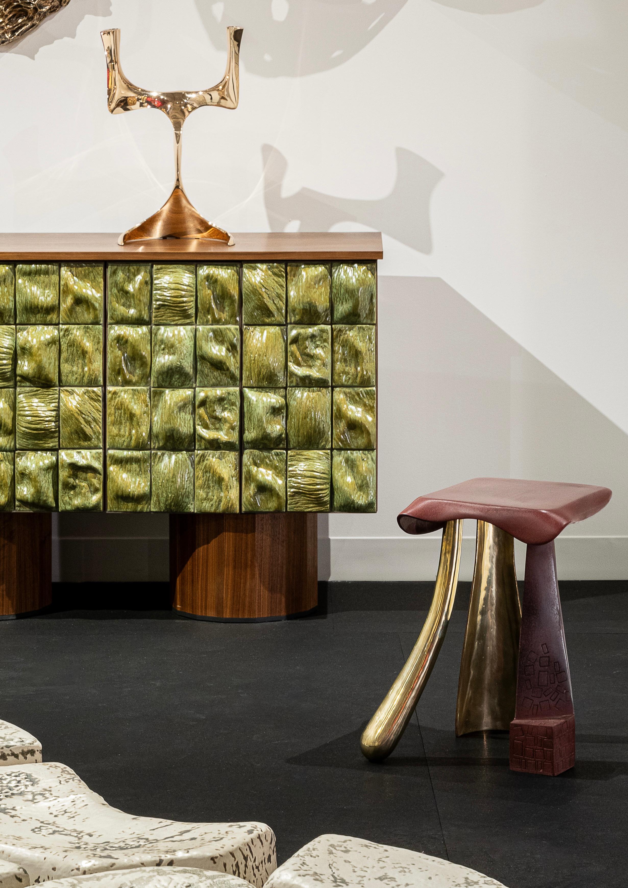 Table 'Tripède' de Lucas Recchia
MATERIAL : Bronze poli, patine rouge
Dimensions : H 47 x 34 x 36 cm
Année : 2021

Lucas Recchia a commencé sa carrière de designer en 2018 avec une première exposition personnelle à São Paulo. Depuis, il a développé