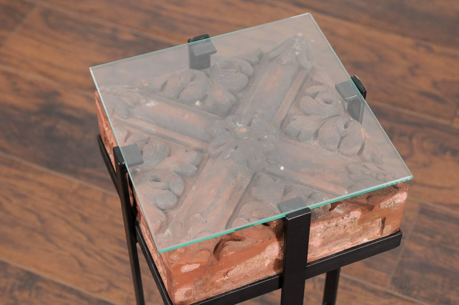 Table d'appoint contemporaine avec plateau en briques rouges italiennes anciennes et base en fer personnalisée en vente 3