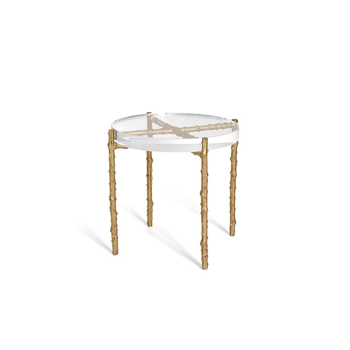Ces tables d'appoint rendent hommage aux fondements invisibles de la vie sur Terre. Posé sur des branches de rosier, moulées en laiton, le plateau en acrylique semble flotter, comme suspendu dans l'air. 
Dessus : Acrylique cristal
Pieds : Laiton