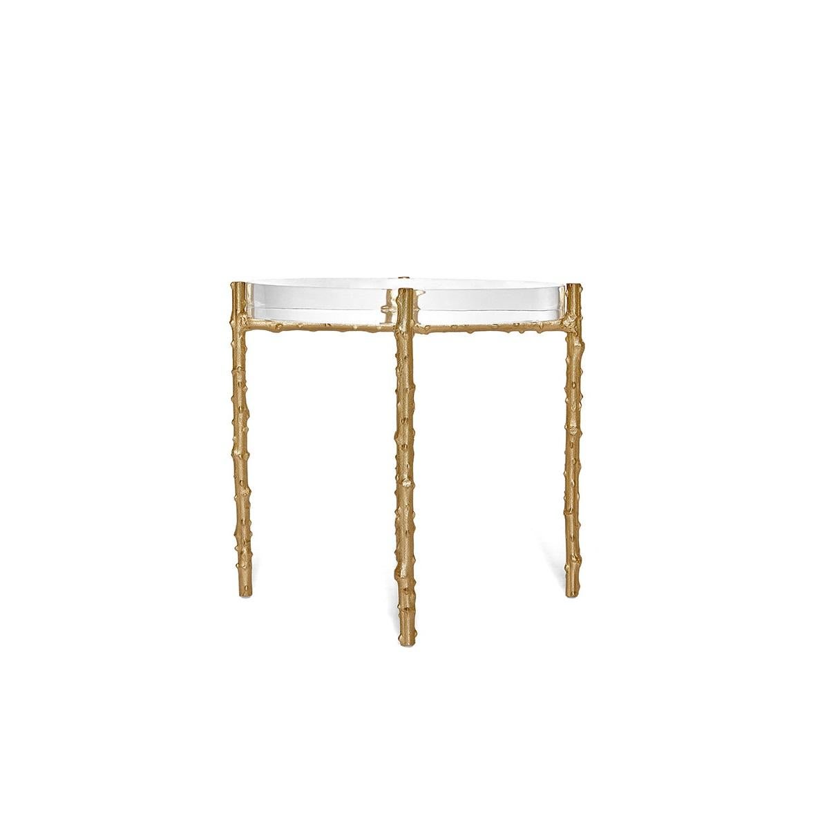 Moderne Table d'appoint contemporaine avec plateau en cristal acrylique et pieds en laiton en vente