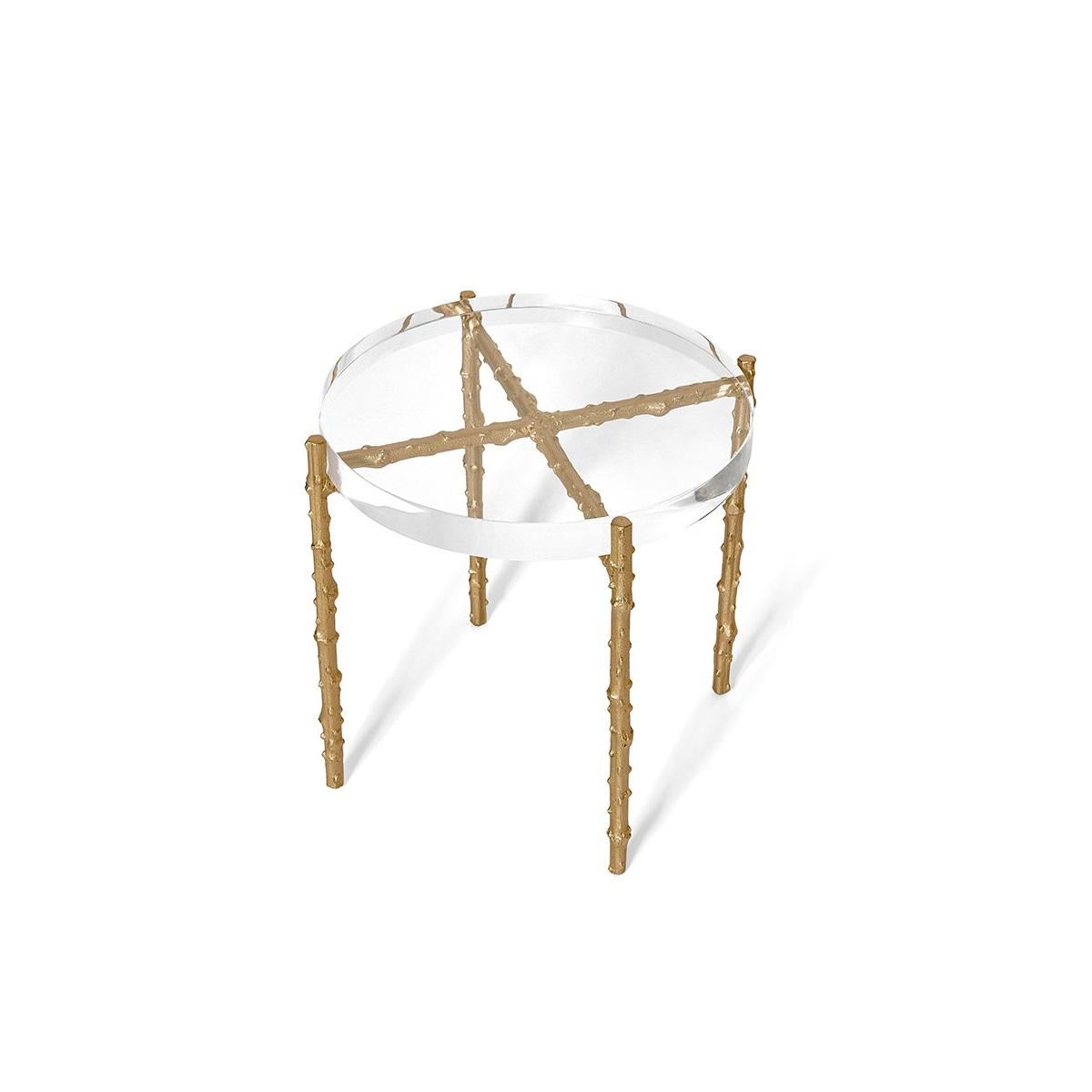 Portugais Table d'appoint contemporaine avec plateau en cristal acrylique et pieds en laiton en vente