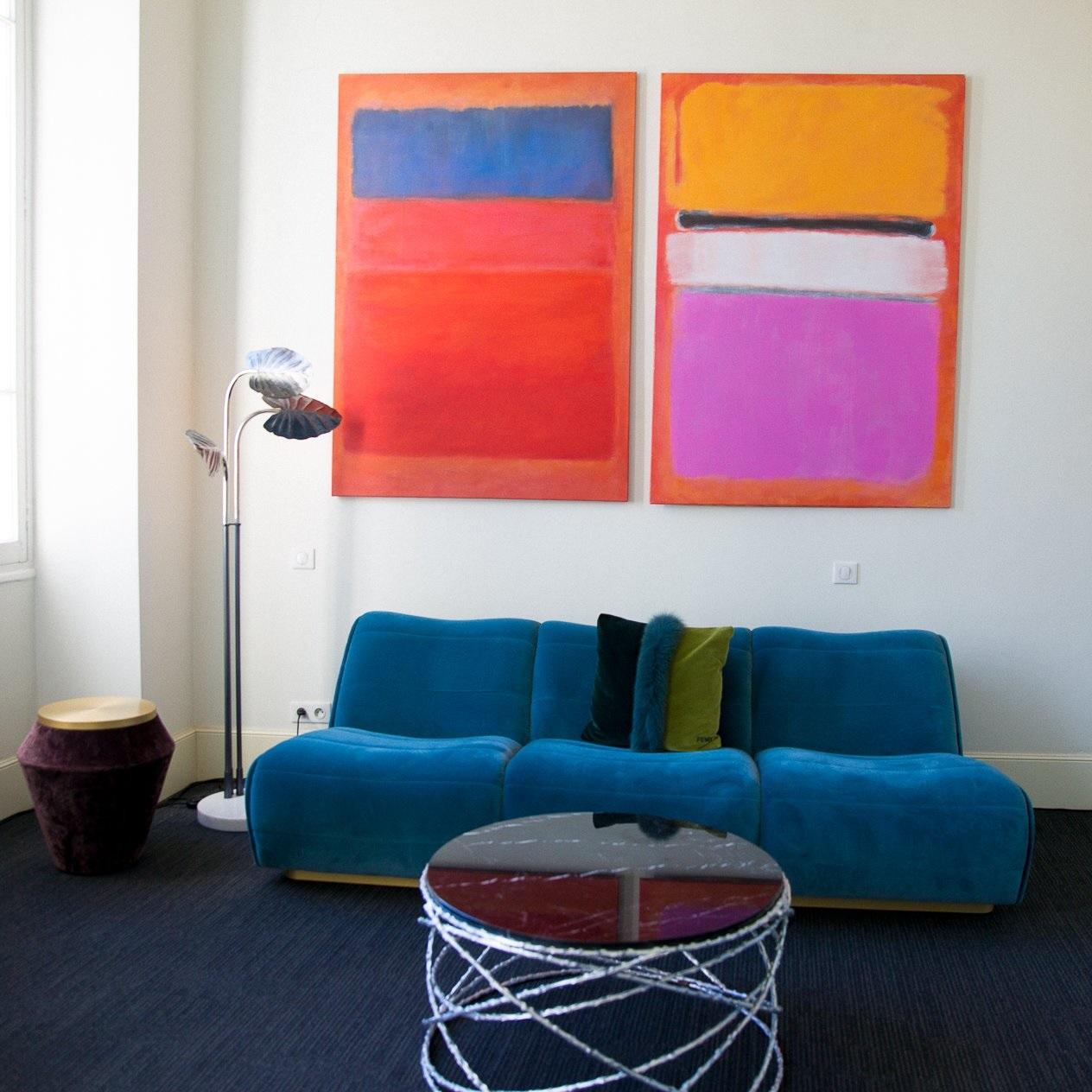 Contemporary Side Table With Marble Top And Cast Brass Base Neuf - En vente à NEW YORK, NY
