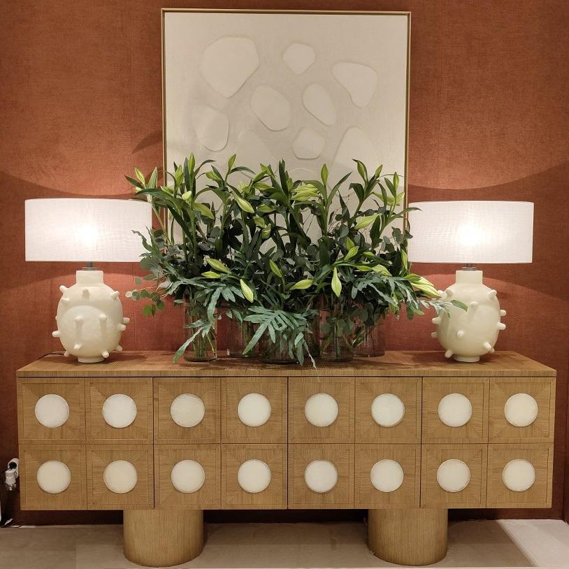 Zeitgenössisches Sideboard aus gekalkter Eiche mit Selenit-Intarsien von JLC (Moderne) im Angebot
