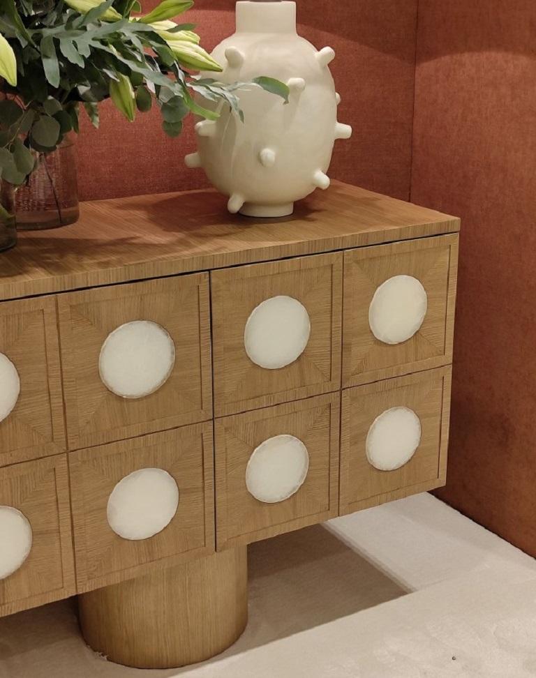 Zeitgenössisches Sideboard aus gekalkter Eiche mit Selenit-Intarsien von JLC (Portugiesisch) im Angebot