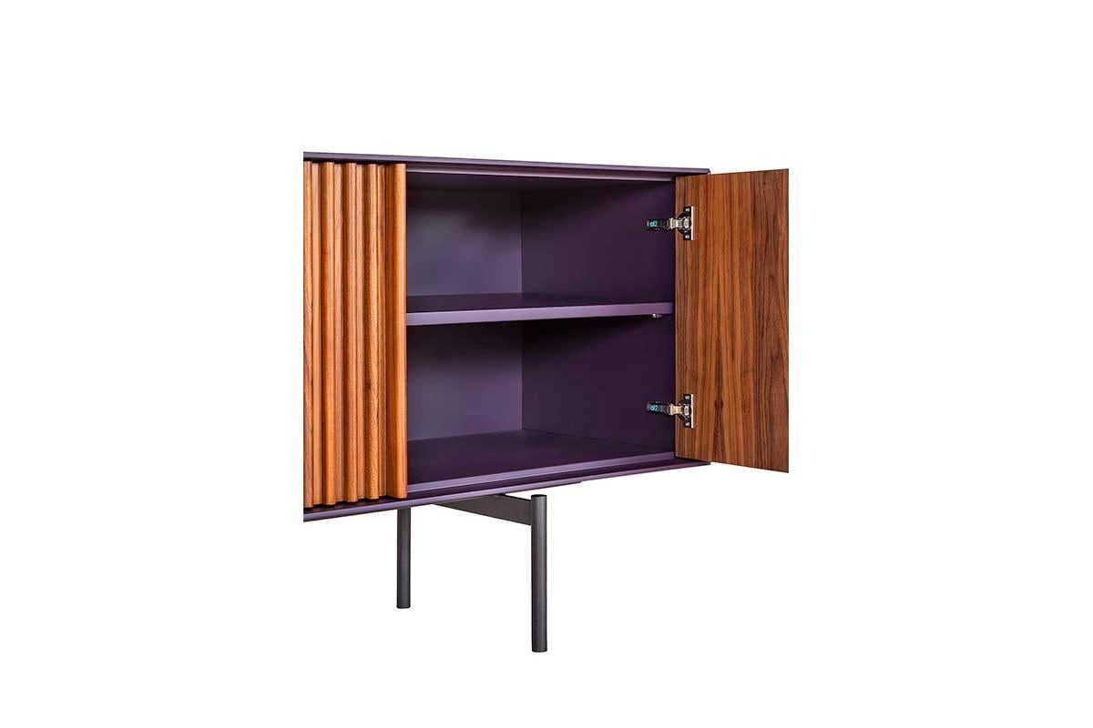 Zeitgenössisches Sideboard aus amerikanischem Nussbaumholz und lila Lack (21. Jahrhundert und zeitgenössisch) im Angebot