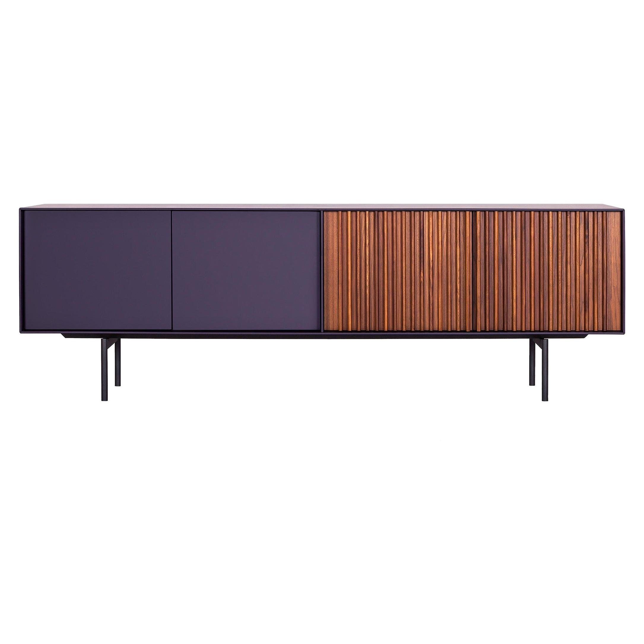 Zeitgenössisches Sideboard aus amerikanischem Nussbaumholz und lila Lack im Angebot