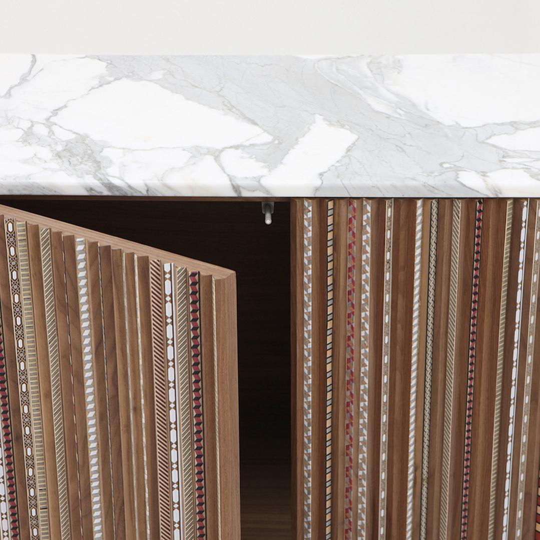 Zeitgenössisches Sideboard aus amerikanischem Nussbaumholz mit Calacatta-Marmorplatte im Angebot 3