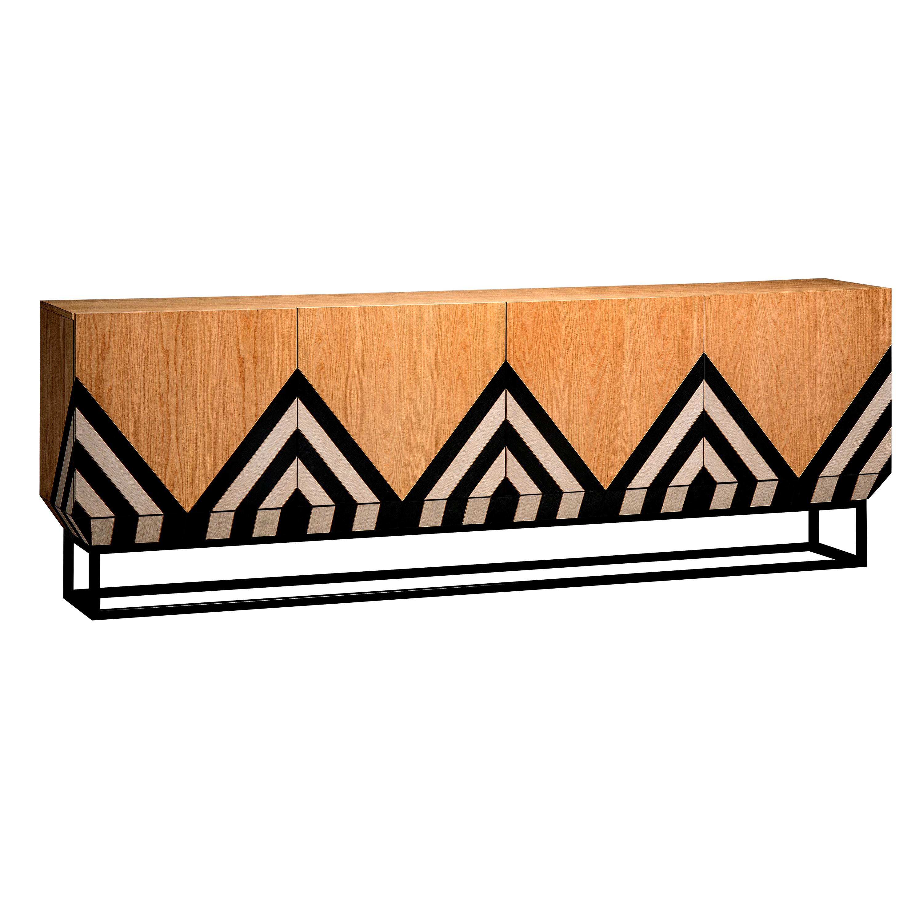 Signant parfaitement son nom, les textures et la disposition en forme de diamant des carreaux de bois gravent chaque meuble d'une esthétique tribale - une inspiration qui ne pouvait être que celle de la designer internationale Larissa Batista.