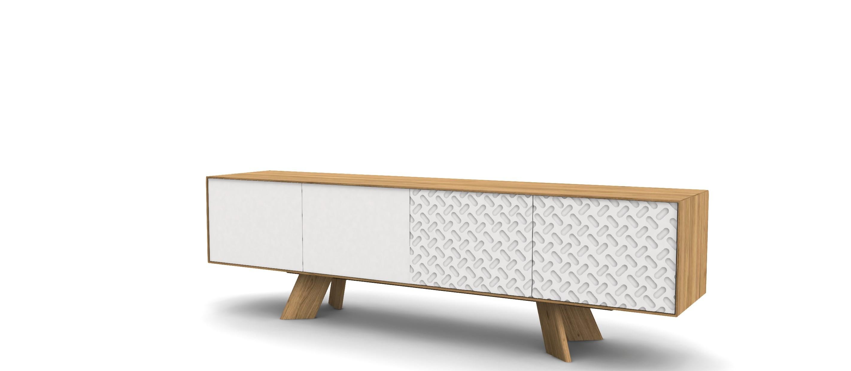 Dieses moderne Sideboard besticht durch sein schlichtes, minimalistisches Design mit einer Struktur aus lackiertem Holz und einem robusten Metallsockel. Das Gestell und der Sockel sind aus Eichenholz und die Türen sind weiß lackiert, was einen