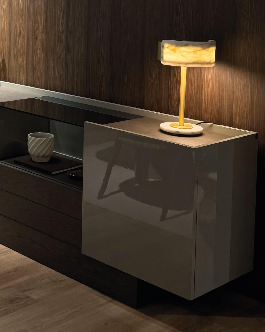 Buffet contemporain en laque anthracite brillante et noyer mat en vente 2