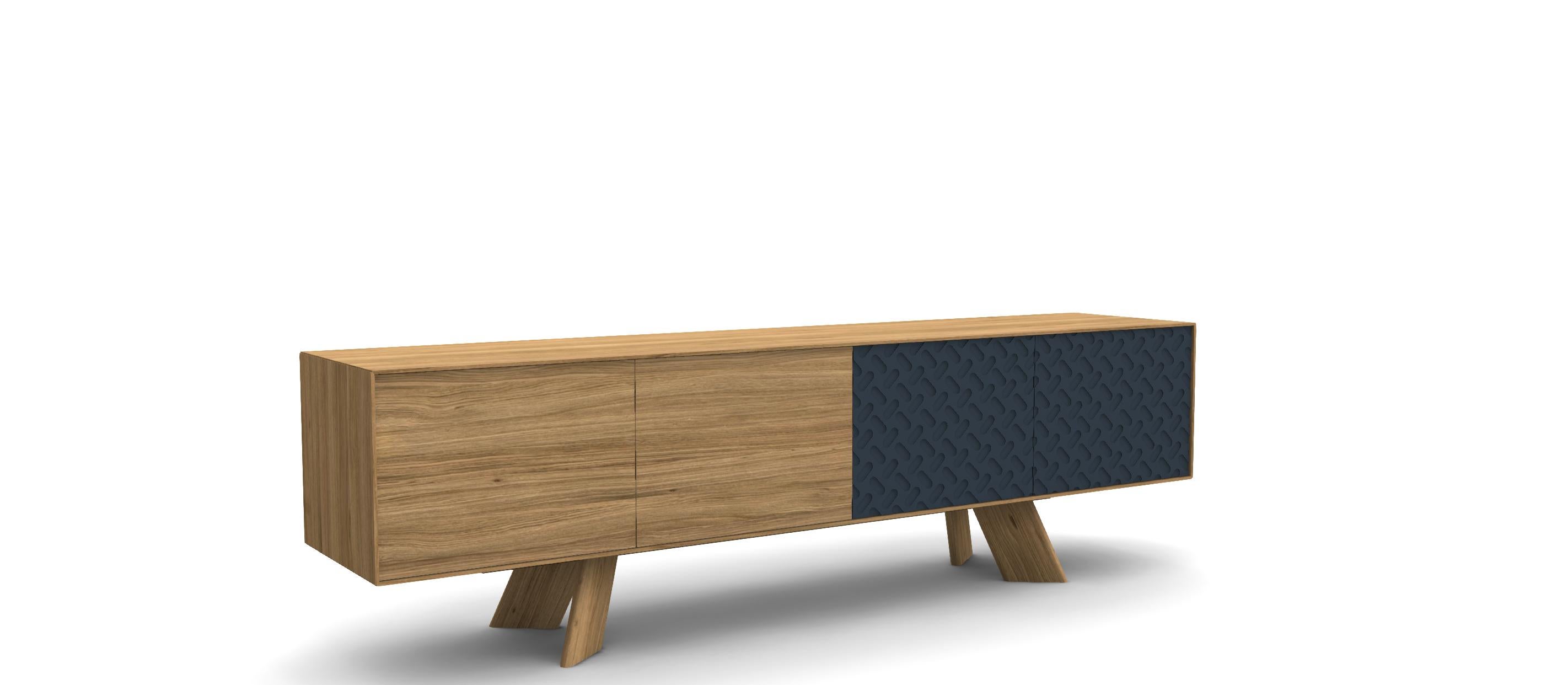 Este aparador contemporáneo presenta un diseño elegante y minimalista con una estructura de madera lacada y una base de metal resistente. Presenta un marco y una base de roble natural, combinados con puertas lacadas en blanco para un aspecto limpio