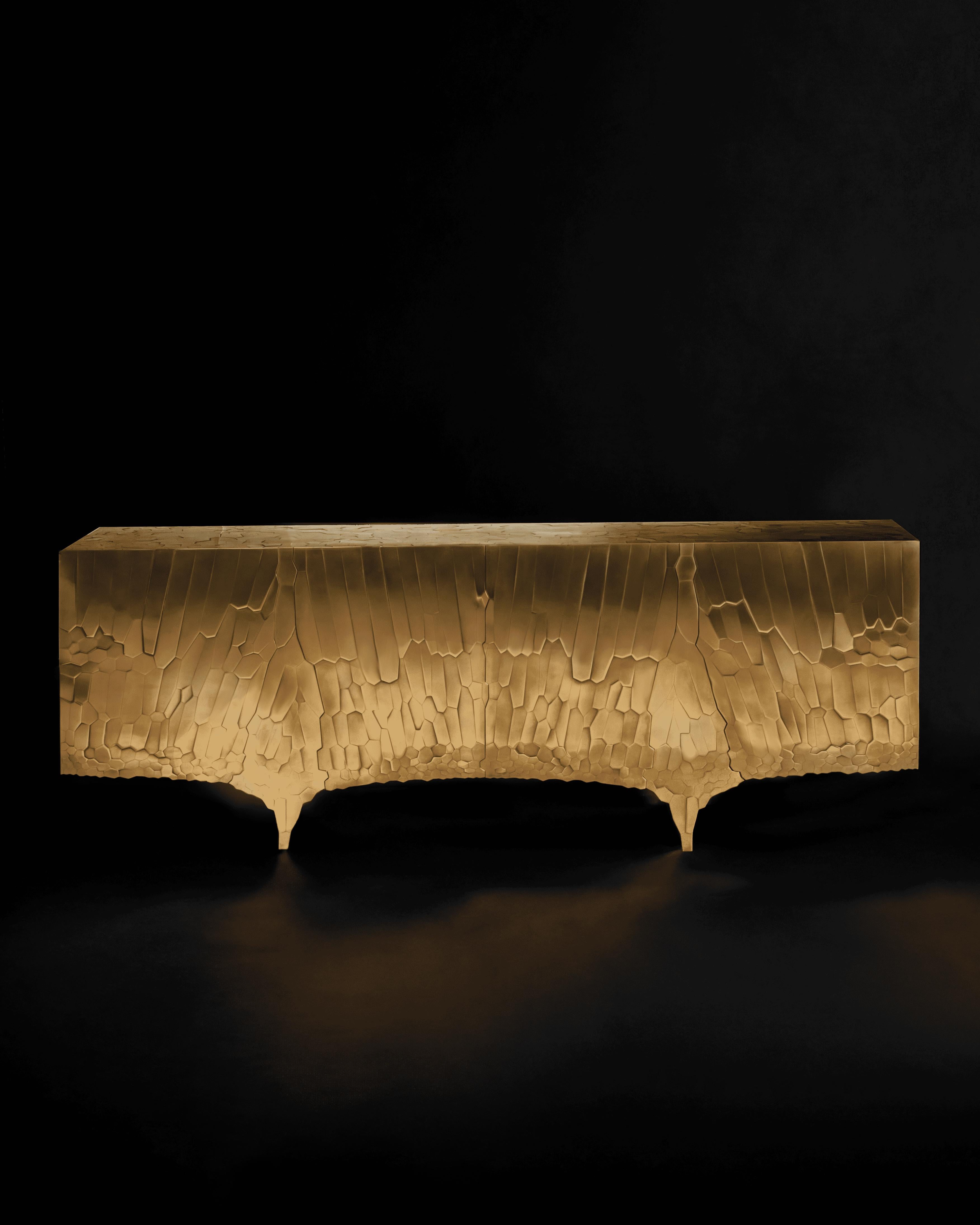 'Enfilade Cristaux' di Erwan Boulloud
Intarsio in ottone patinato e lucidato
211x45 cm - H. H. 81
Edizione limitata, numerata e firmata 
Prodotto in Francia 

Artista, designer e artigiano francese, diplomato all'Ecole Boulle. 