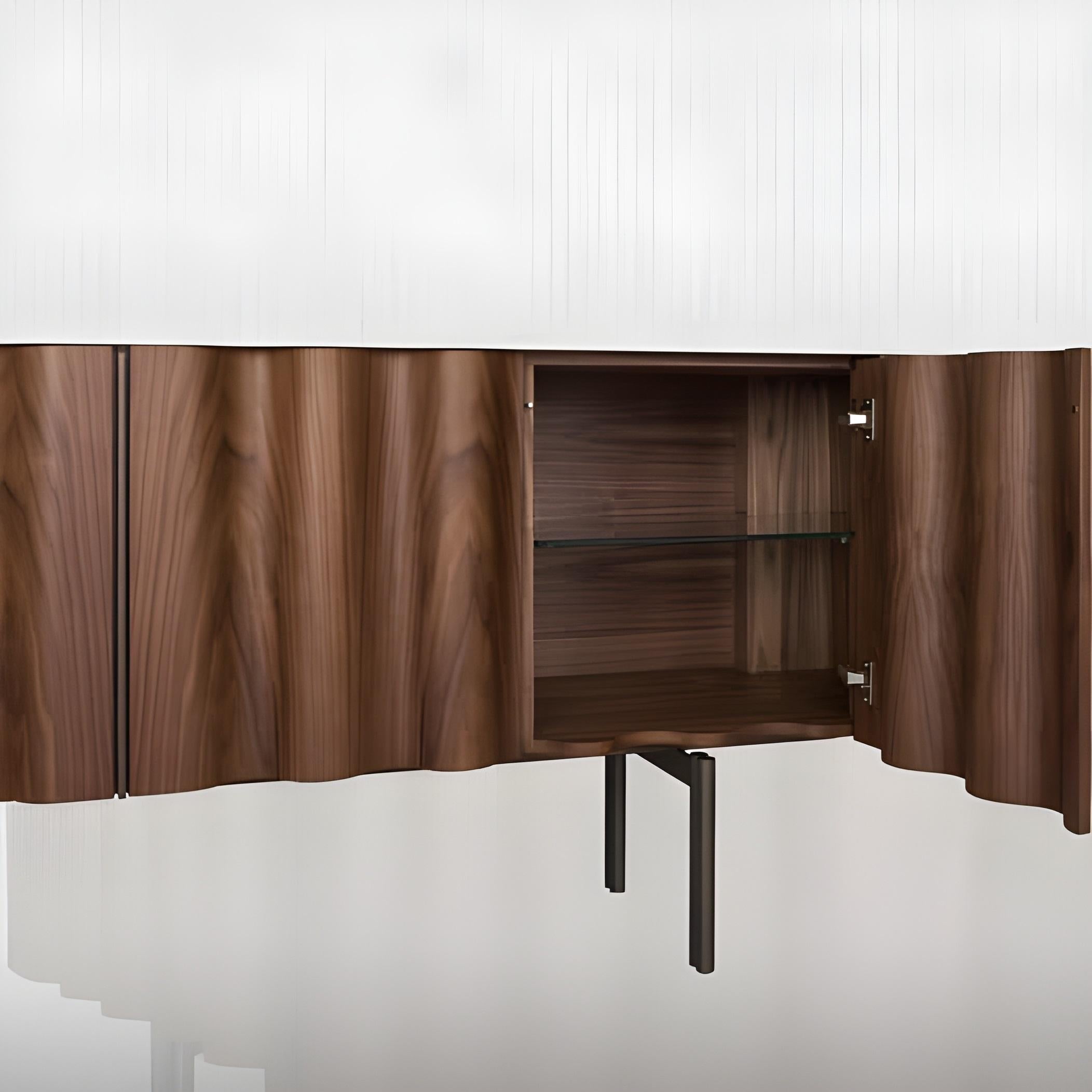 Aparador contemporáneo en nogal y tapa de cerámica blanca Madera en venta