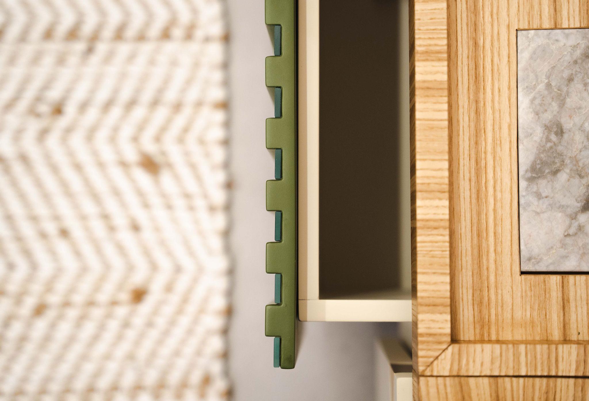 Contemporary Sideboard, Marmorplatte, Messingbein, Spiegelstreifen, handgefertigt in Italien im Angebot 8