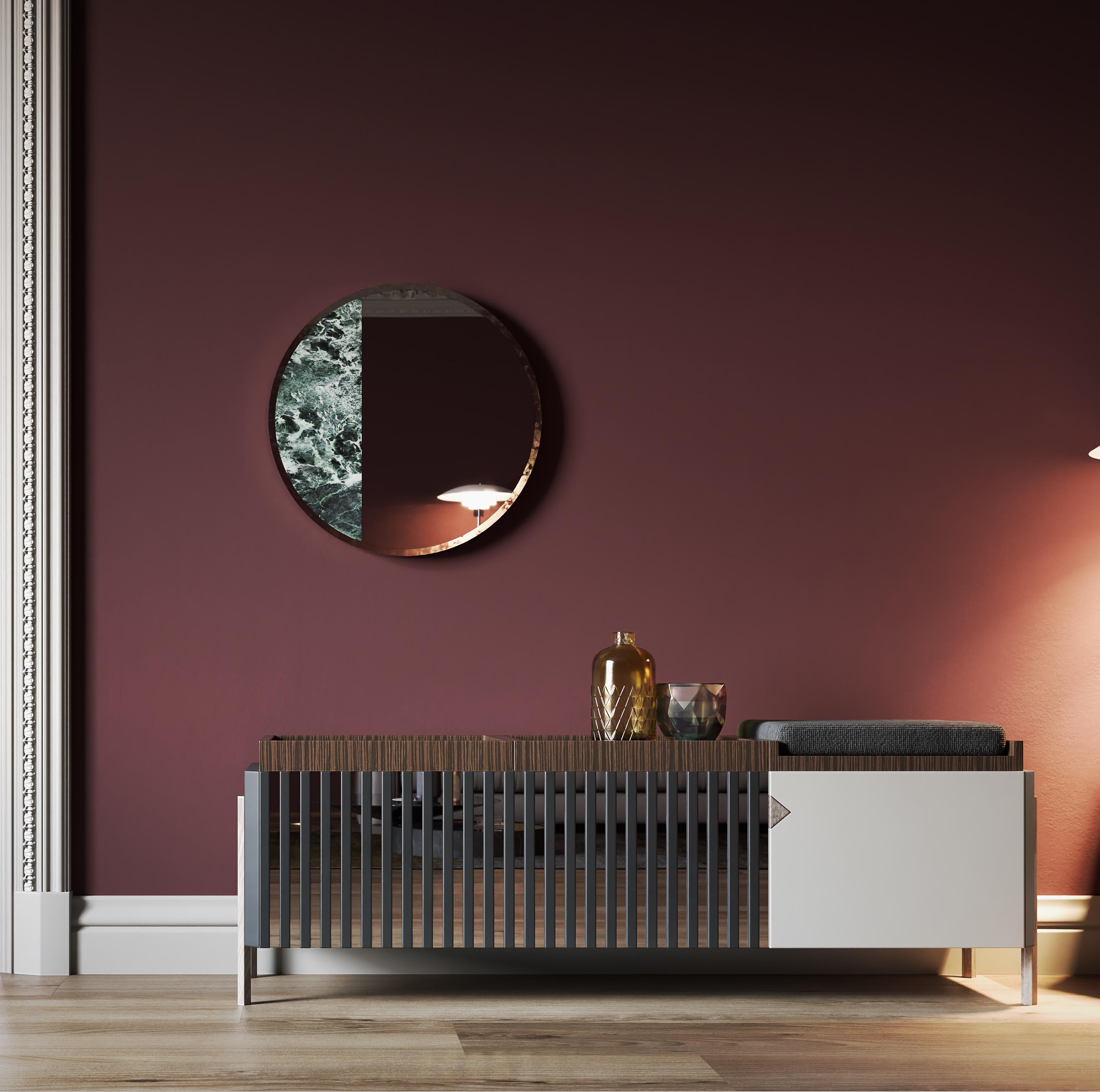 Contemporary Sideboard, Marmorplatte, Messingbein, Spiegelstreifen, handgefertigt in Italien (Italienisch) im Angebot