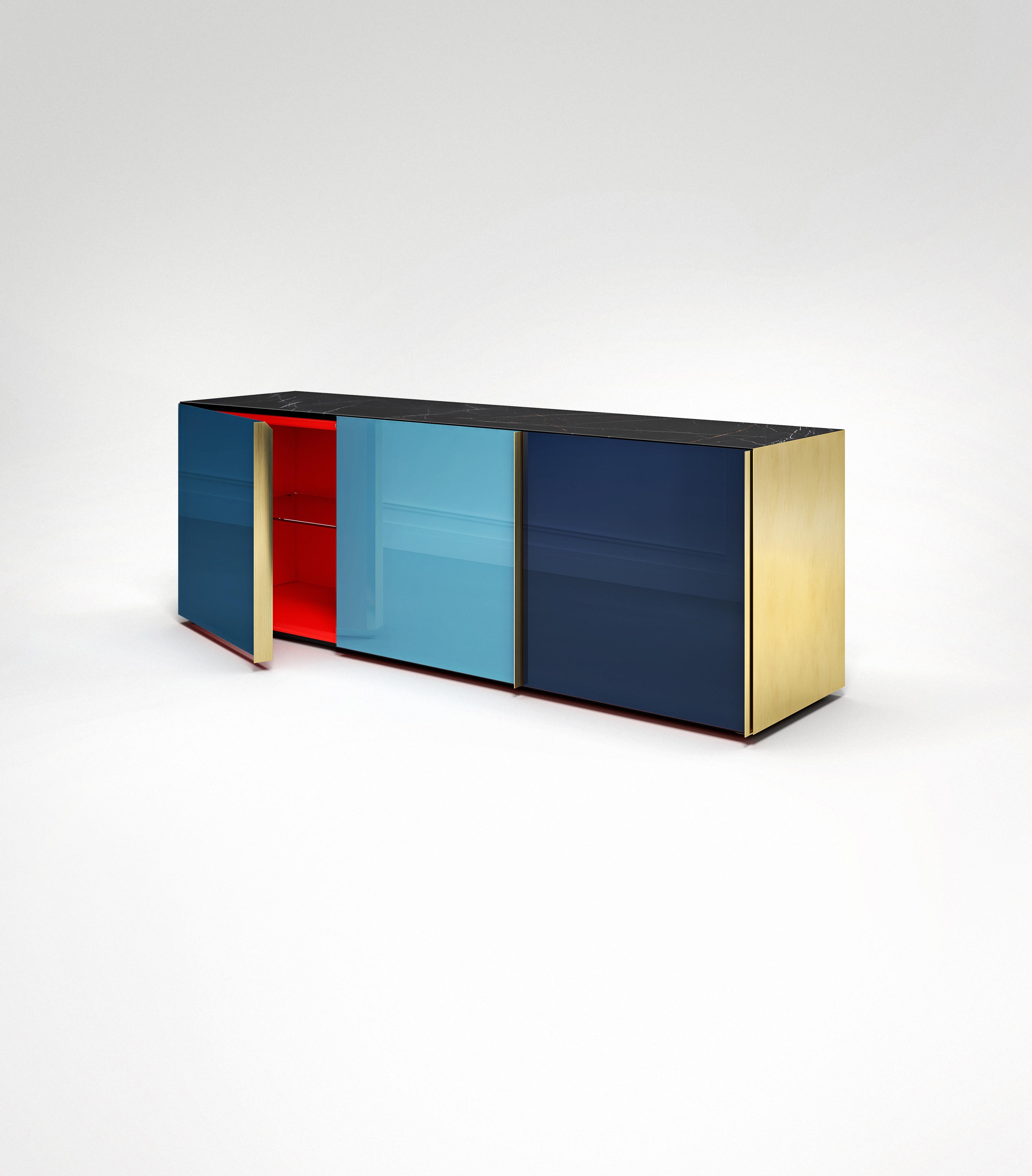 Moderno Credenza contemporanea con piano in marmo Contenitore in ottone in vendita