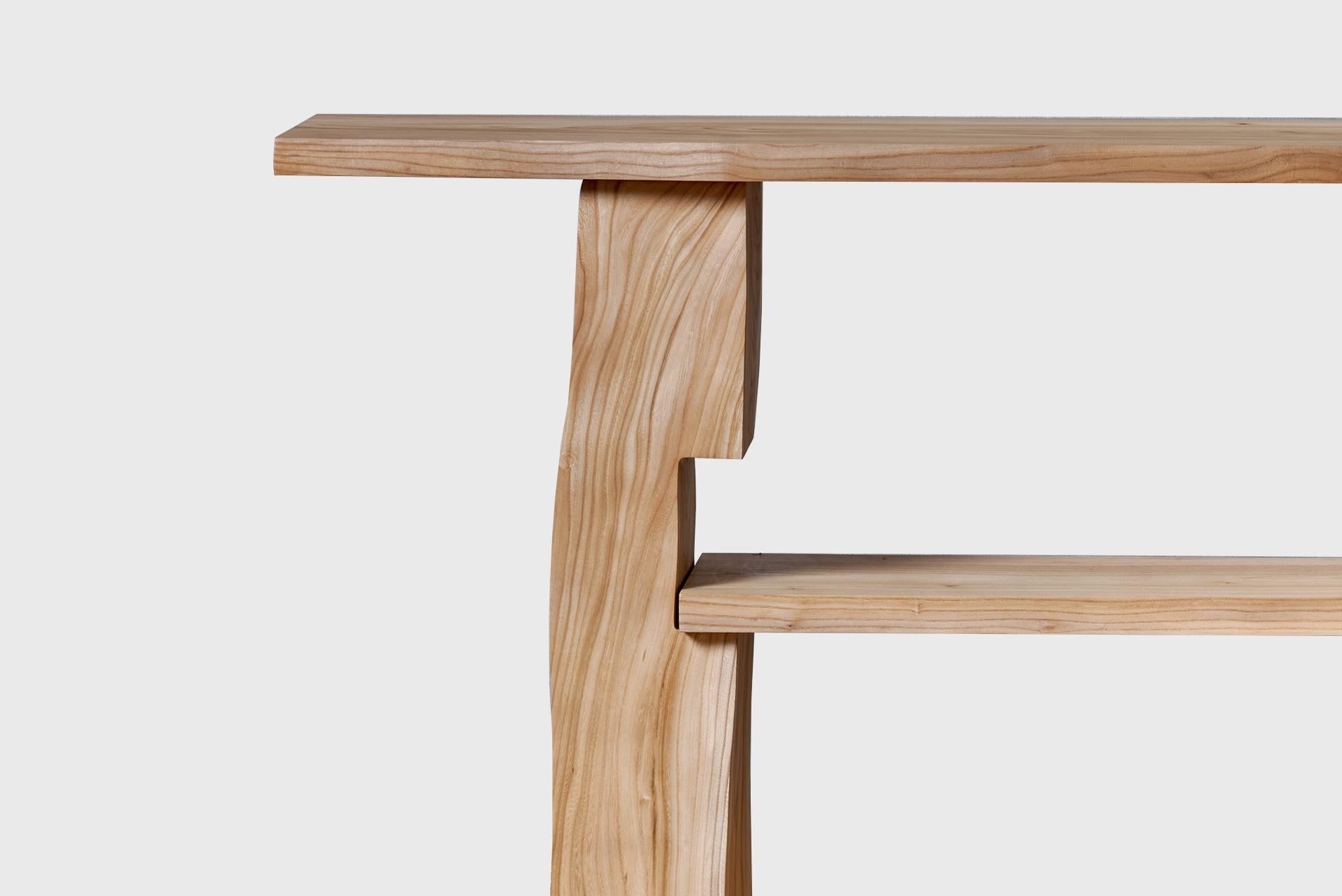 Table d'appoint contemporaine, en bois d'orme naturel moderne, par Jonas Lutz Neuf - En vente à Barcelona, ES
