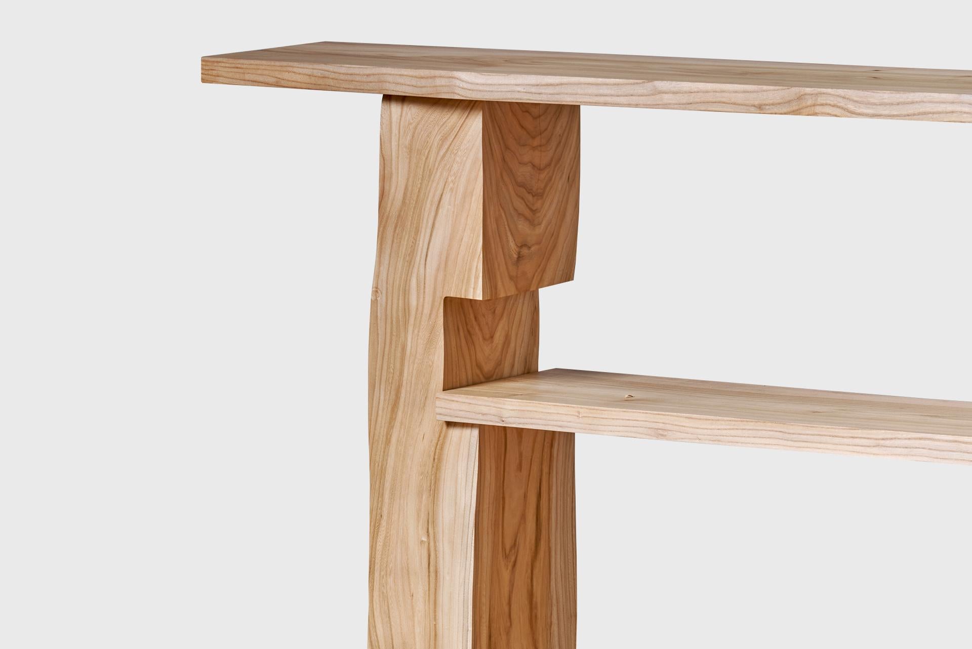 Bois Table d'appoint contemporaine, en bois d'orme naturel moderne, par Jonas Lutz en vente