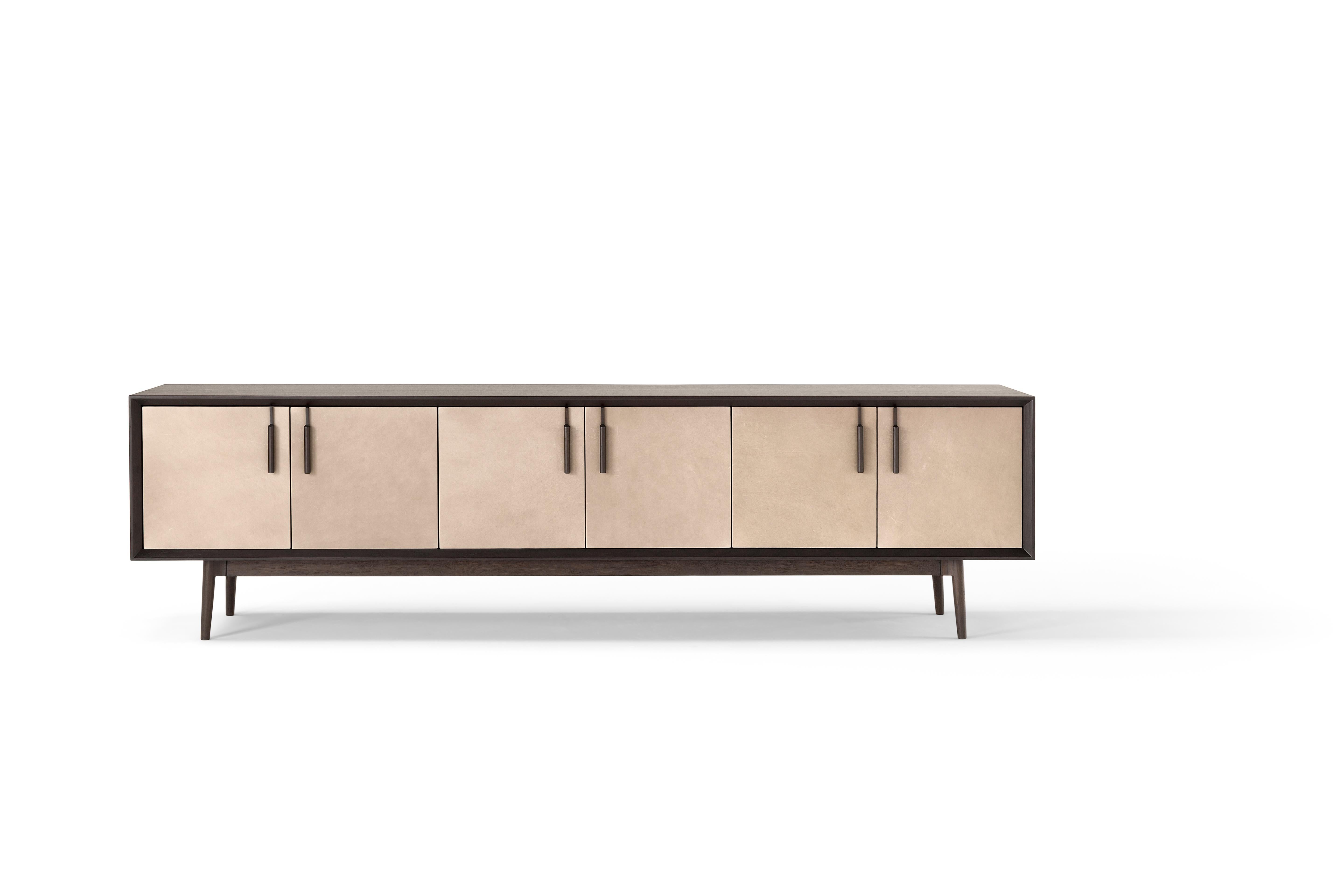 THEO est un buffet contemporain en bois et cuir. 
Concepteur : Marconato & Zappa
Fabricant : Amura Lab 
Modèle présenté sur l'image principale : modèle 472, Ebano + Daino col.003

Theo est une version moderne d'un meuble traditionnel : le buffet.